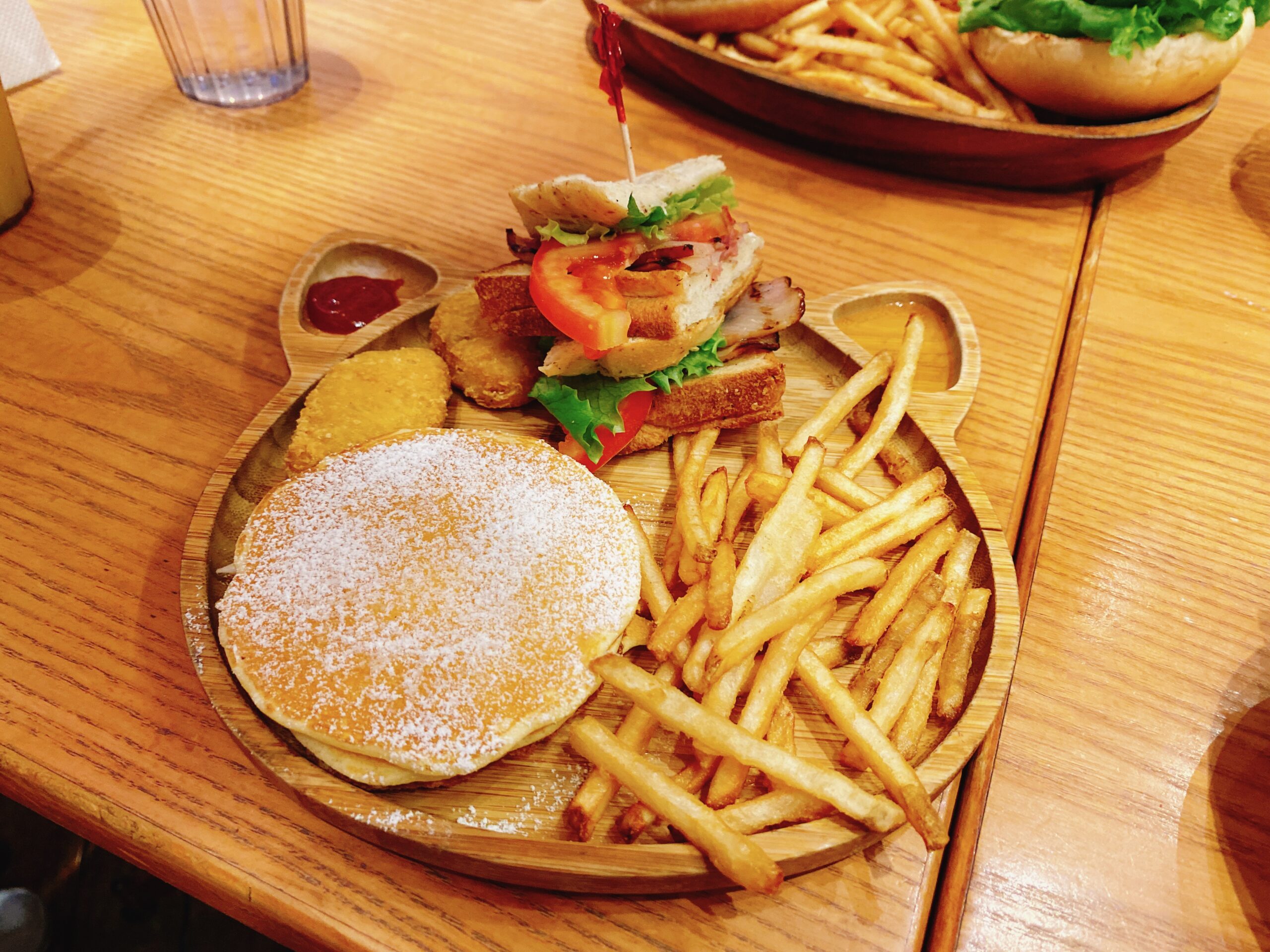 《林口美食》KUA`AINA 夏威夷漢堡林口店，三井OUTLET逛累了來吃漢堡薯條吧！飲料可續加！(菜單) @神農太太底家