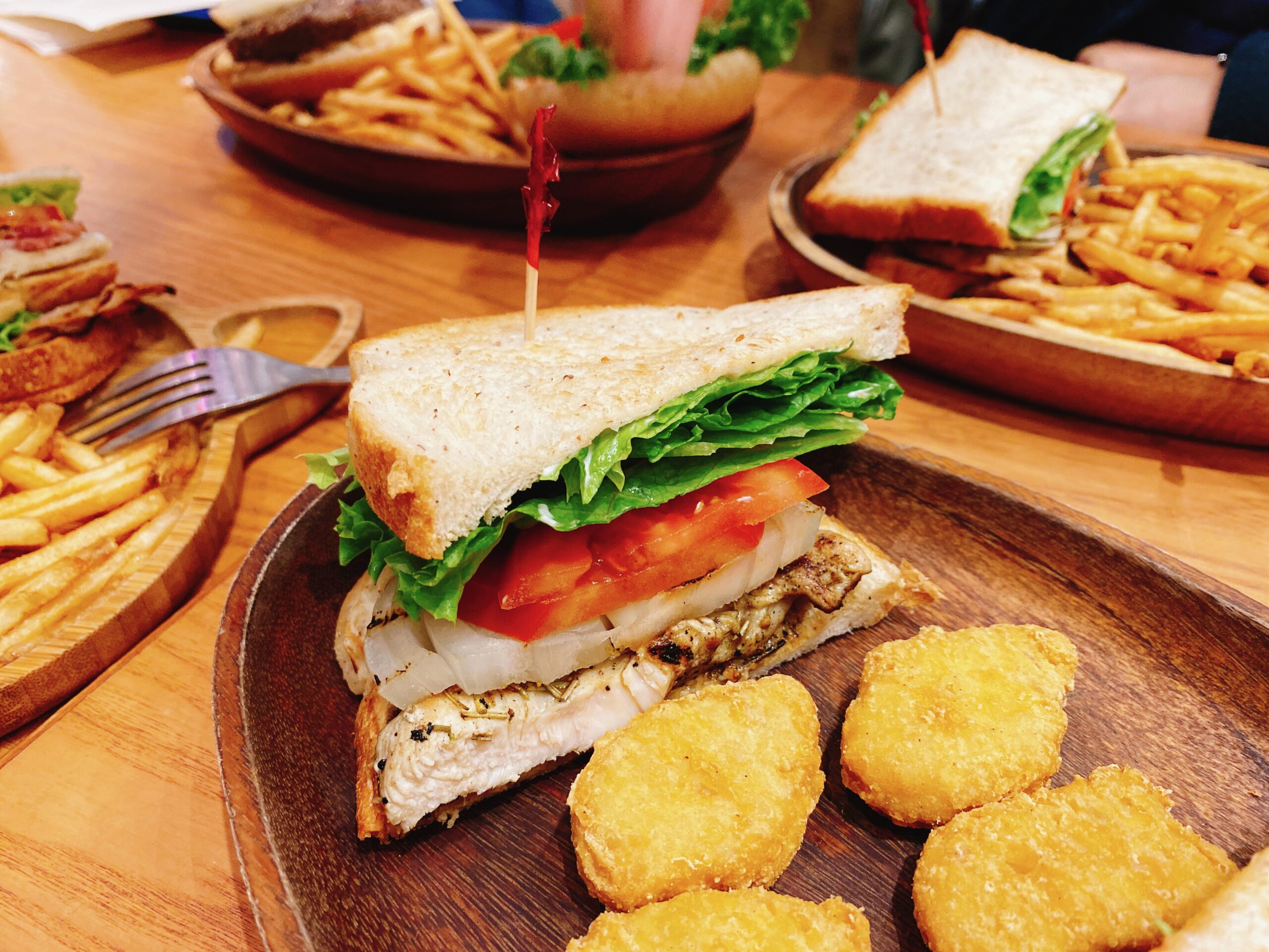 《林口美食》KUA`AINA 夏威夷漢堡林口店，三井OUTLET逛累了來吃漢堡薯條吧！飲料可續加！(菜單) @神農太太底家