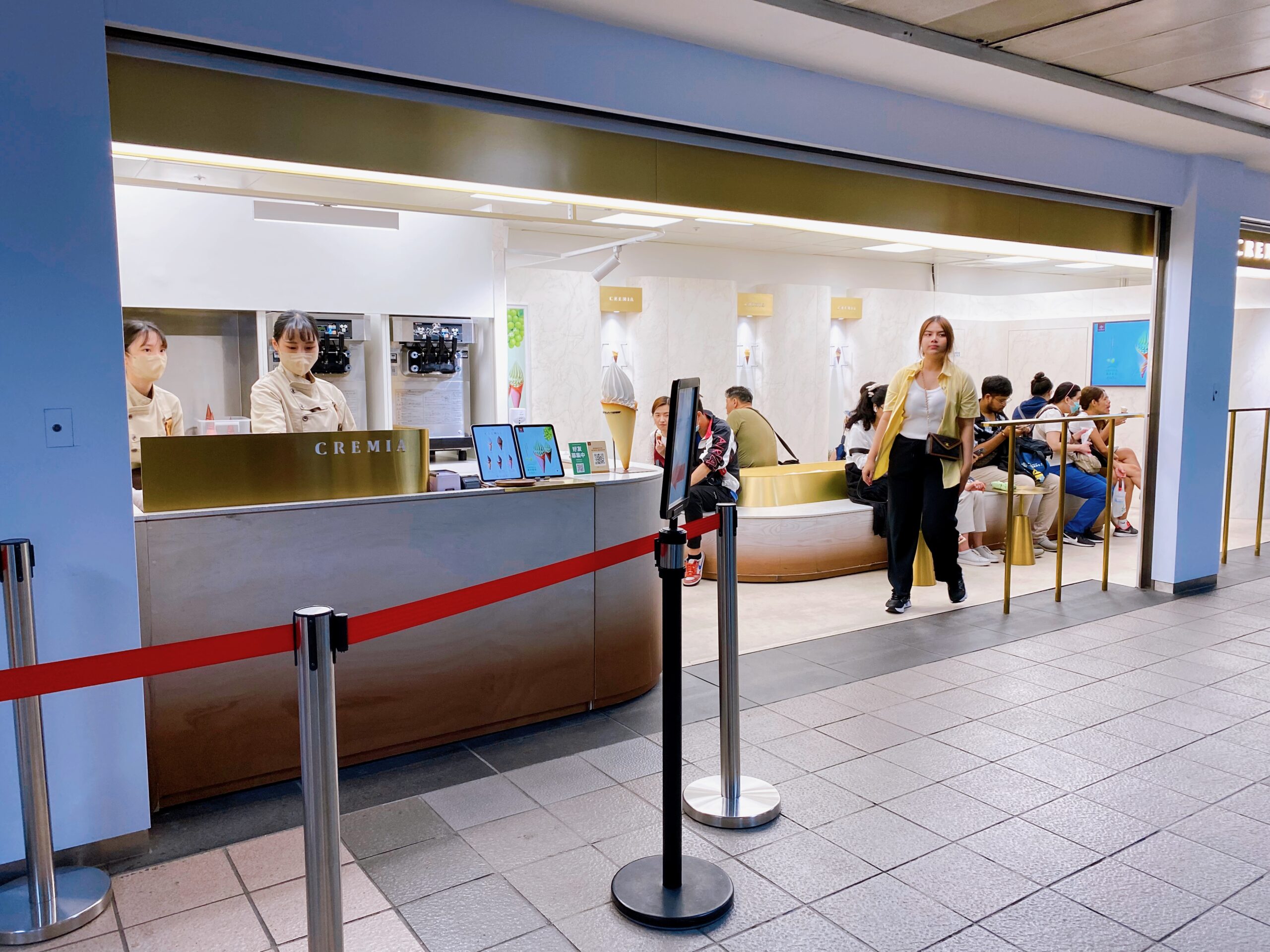 《中山站美食》CREMIA北海道冰淇淋中山站1號販賣店，期間限定藍靛果風味高雅(菜單) @神農太太底家