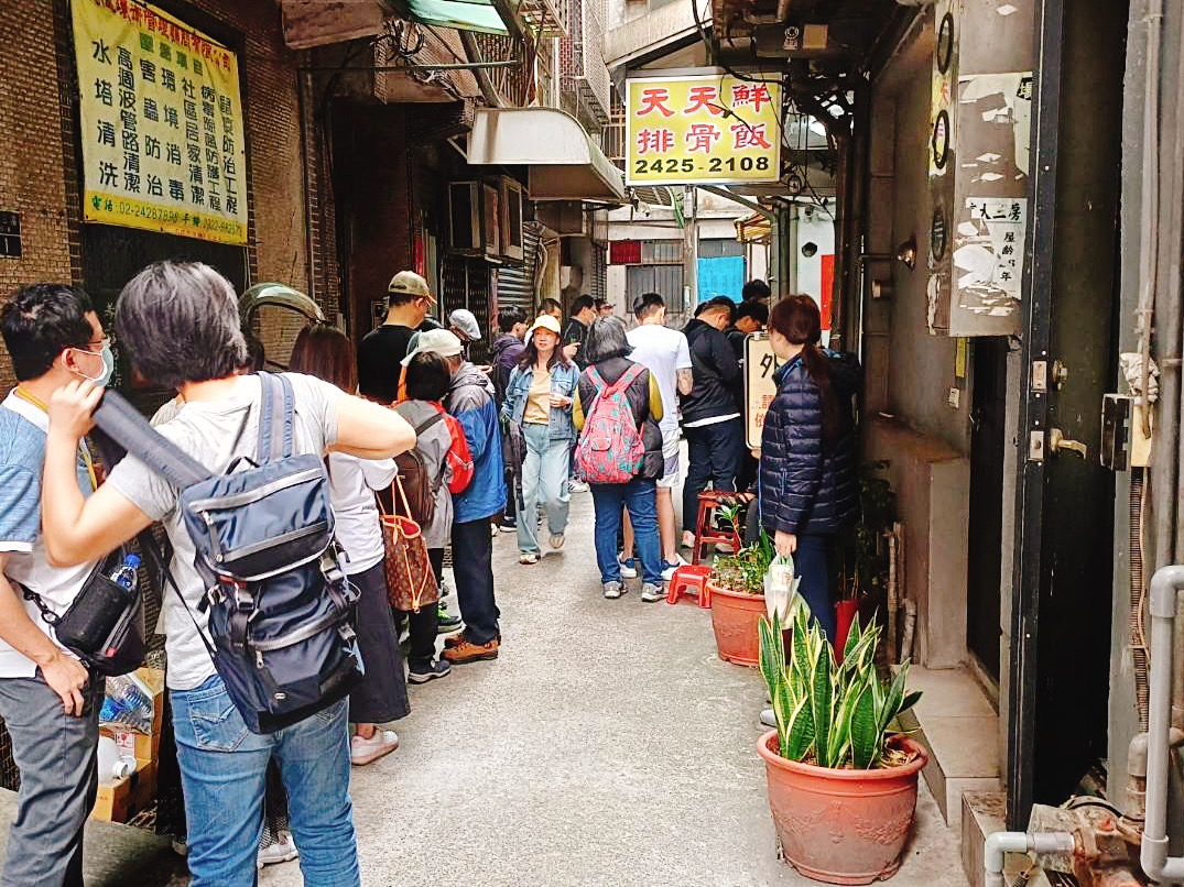 《濱江市場美食》隱身市場的台味文青風複合式輕食咖啡店，小時候雞排 x 小手麵包(菜單) @神農太太底家