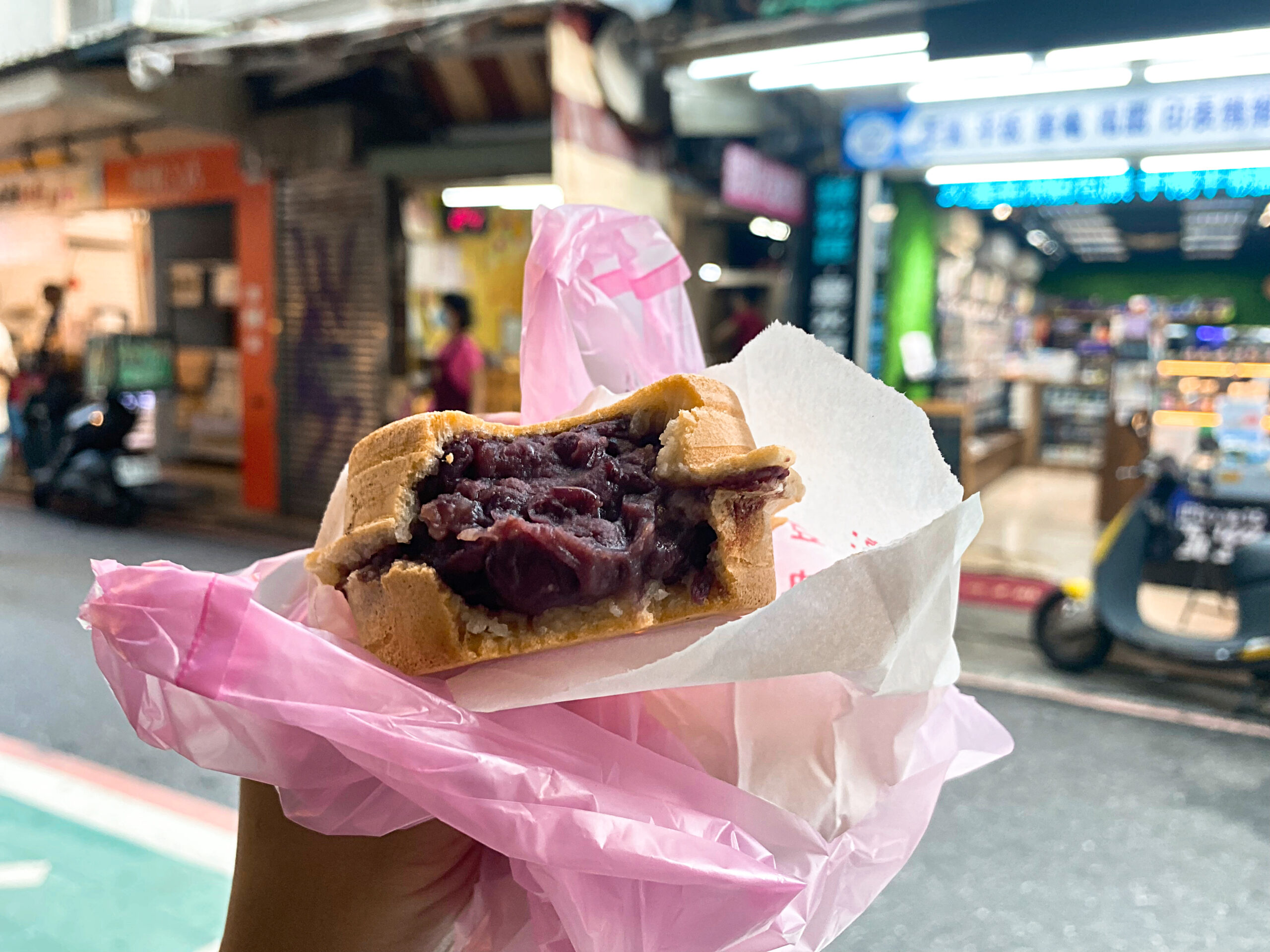 《忠孝新生美食》光華紅豆餅，人氣脆皮車輪餅晚來買不到(菜單) @神農太太底家