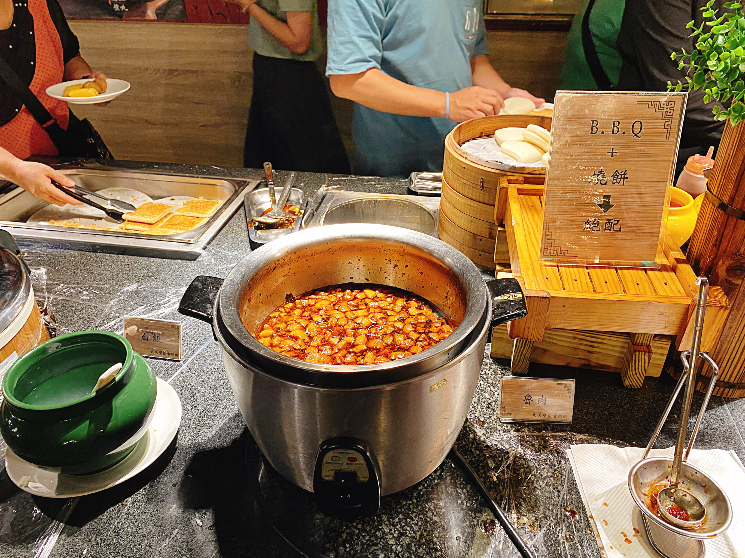 《松江南京站美食》大戈壁蒙古烤肉松江創始店，鴛鴦火鍋自助吧吃到撐(價目表) @神農太太底家