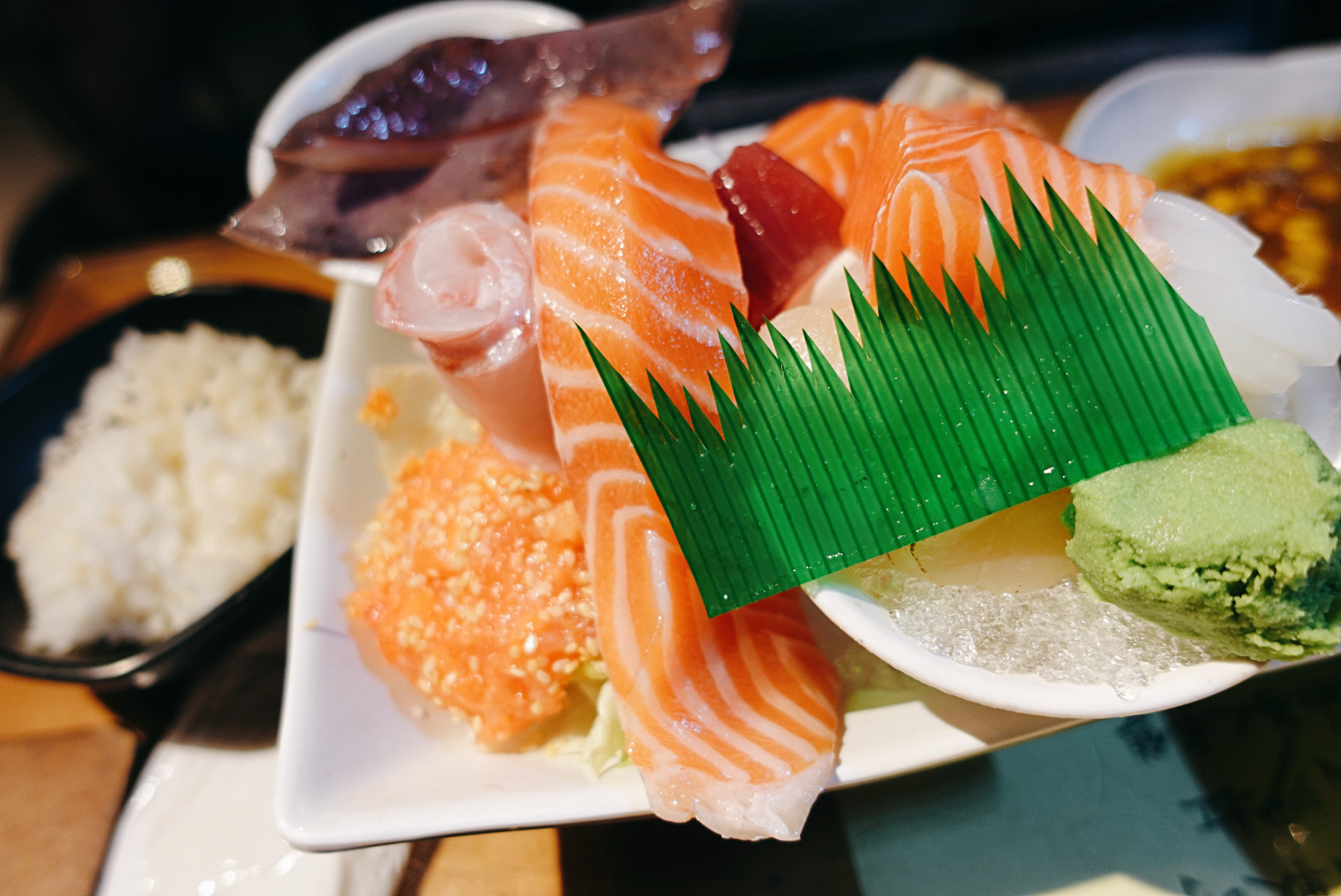 《大安區美食》金魚日本料理，厚切生魚片土石流系海鮮丼(菜單) @神農太太底家