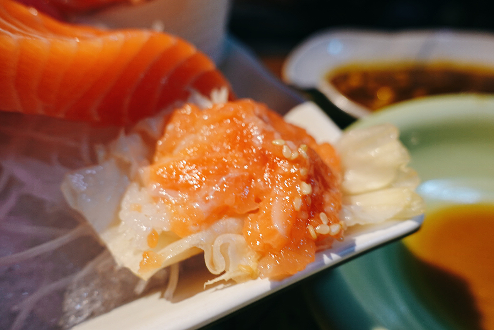 《大安區美食》金魚日本料理，厚切生魚片土石流系海鮮丼(菜單) @神農太太底家