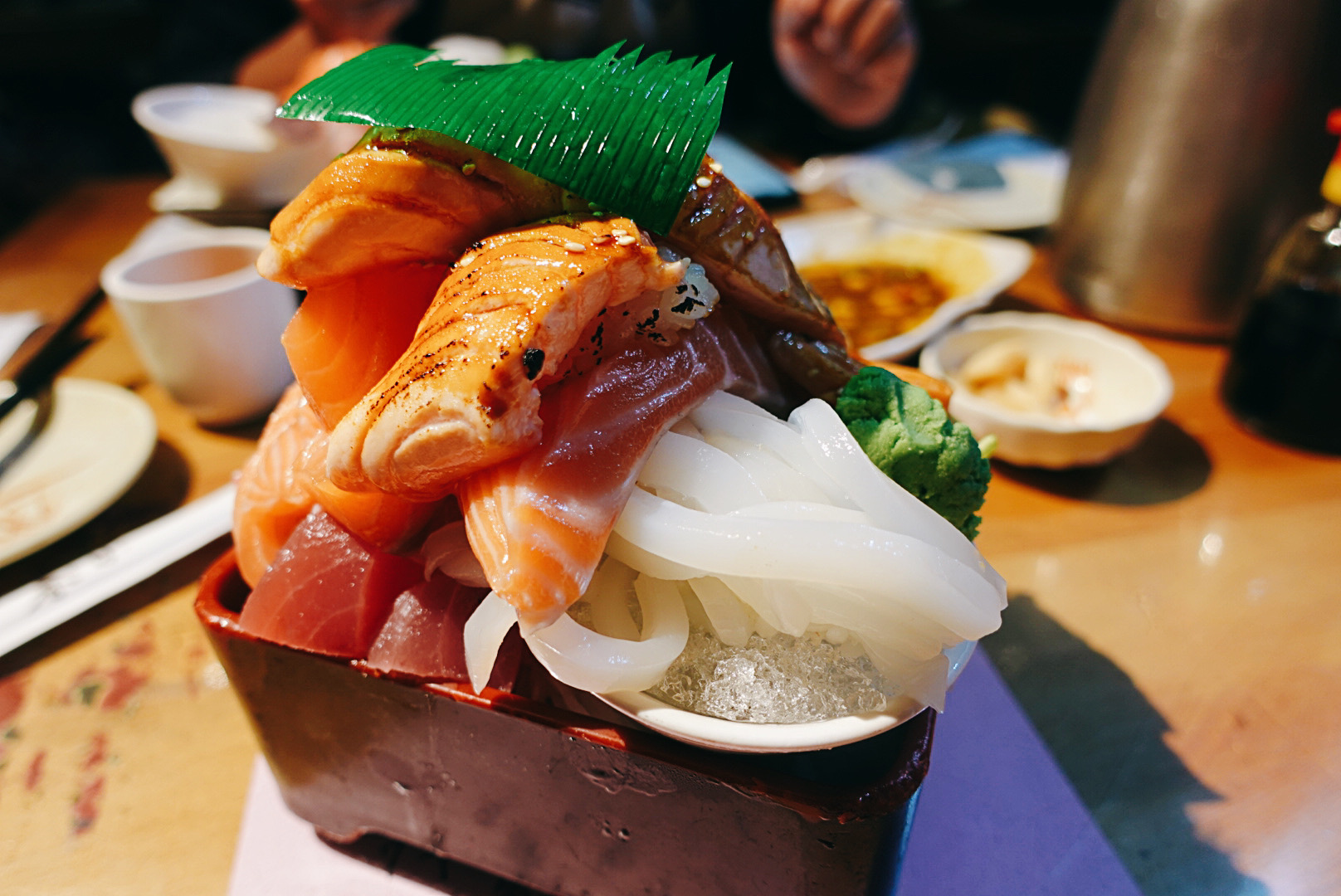 《大安區美食》金魚日本料理，厚切生魚片土石流系海鮮丼(菜單) @神農太太底家