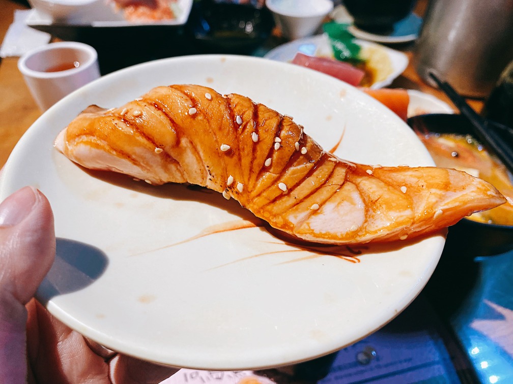 《大安區美食》金魚日本料理，厚切生魚片土石流系海鮮丼(菜單) @神農太太底家