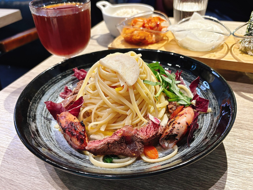 《信義區美食》旭集和食集錦吃到飽下午茶，蝦蝦生魚片牛排甜點吃起來！ (價目表) @神農太太底家