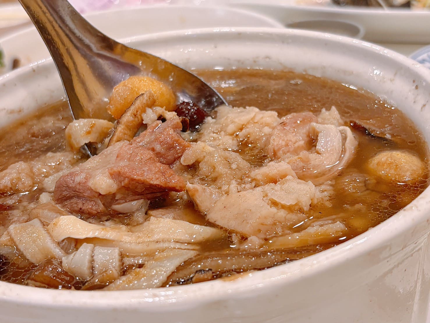 《七堵美食》全家福海鮮樓，基隆老字號平價海鮮餐廳，菜色多元分量多(菜單) @神農太太底家