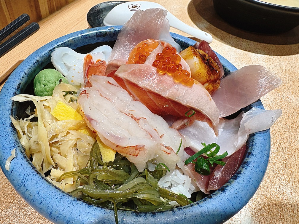 《西湖美食》百魚鮮食屋，平價澎湃生魚丼飯，大碗鮮魚味噌湯不用錢(菜單) @神農太太底家