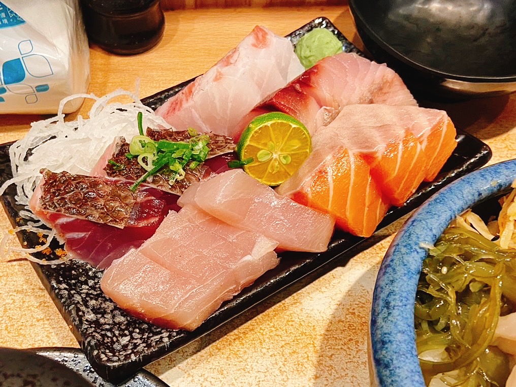 《西湖美食》百魚鮮食屋，平價澎湃生魚丼飯，大碗鮮魚味噌湯不用錢(菜單) @神農太太底家