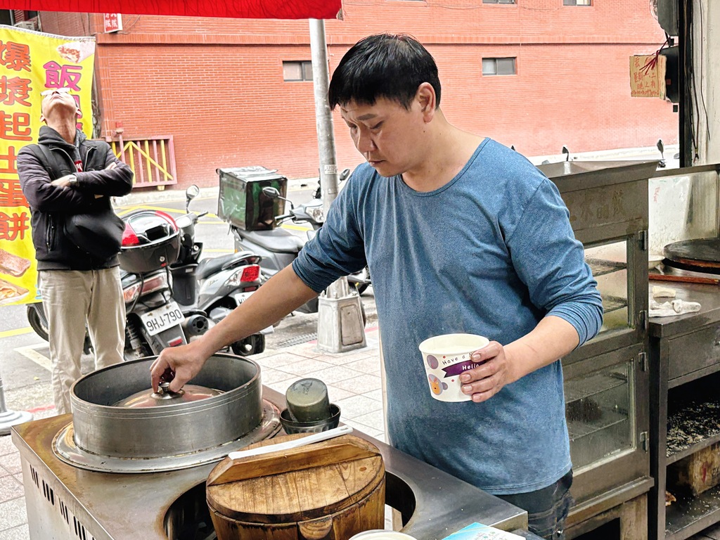 《士林美食》宏絨豆漿店，手工燒餅豬排蛋超強必吃(菜單) @神農太太底家