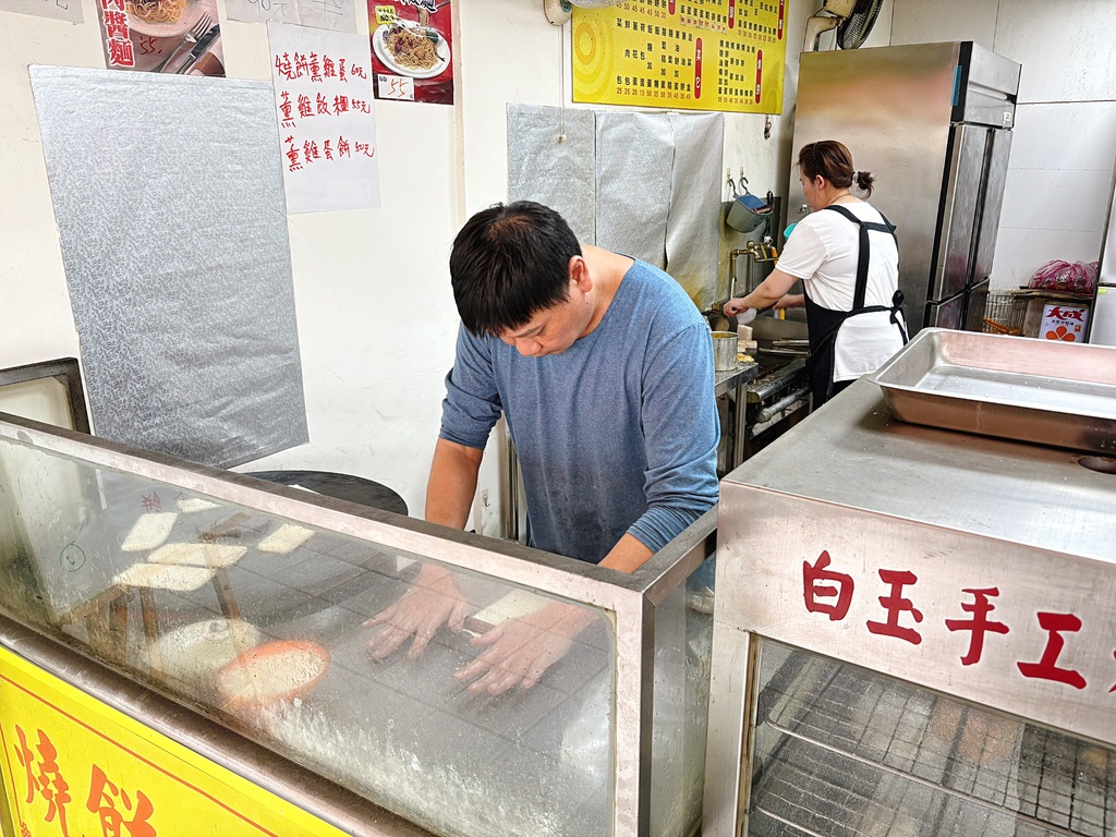 《士林美食》宏絨豆漿店，手工燒餅豬排蛋超強必吃(菜單) @神農太太底家