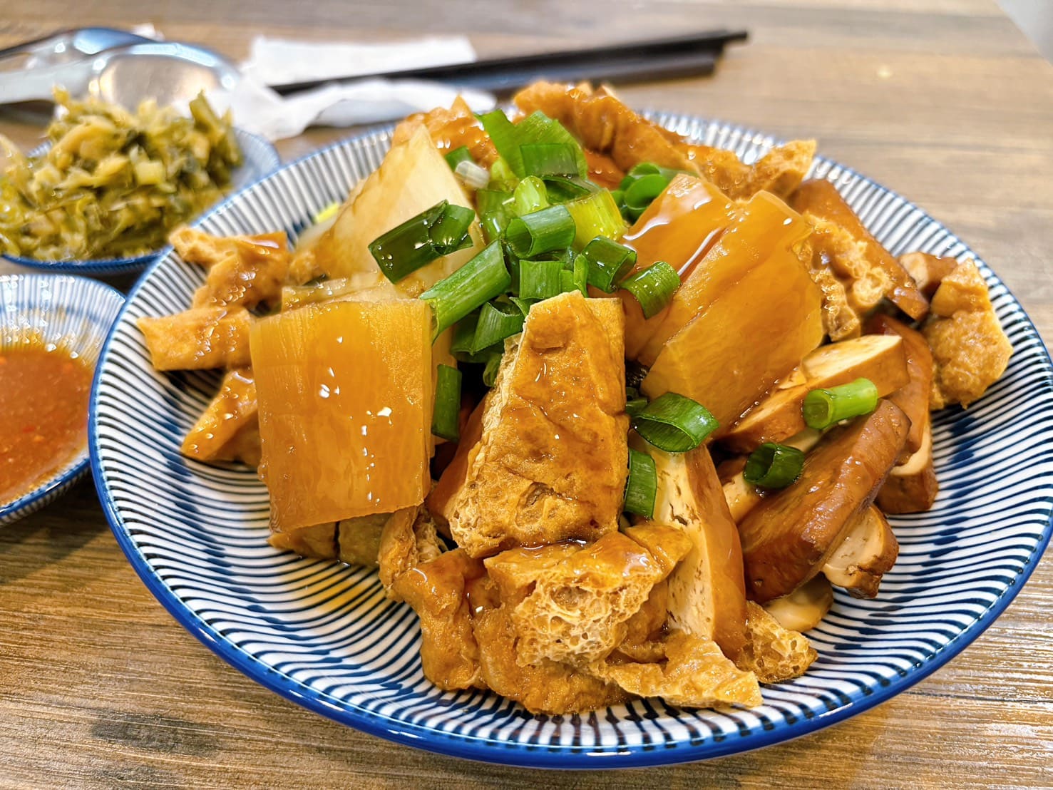 《大橋頭美食》林記牛肉麵，百元牛肉麵紅茶喝到飽，銅板滷味必點(菜單) @神農太太底家