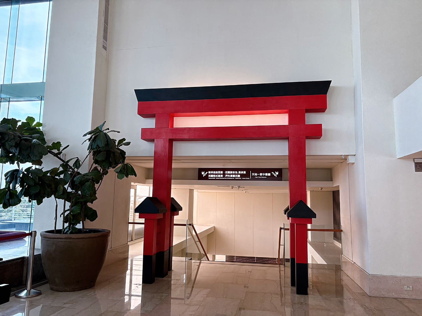 《台中住宿》清新溫泉飯店，房內泡湯、中式晚餐吃到飽、戶外泳池好好玩 @神農太太底家