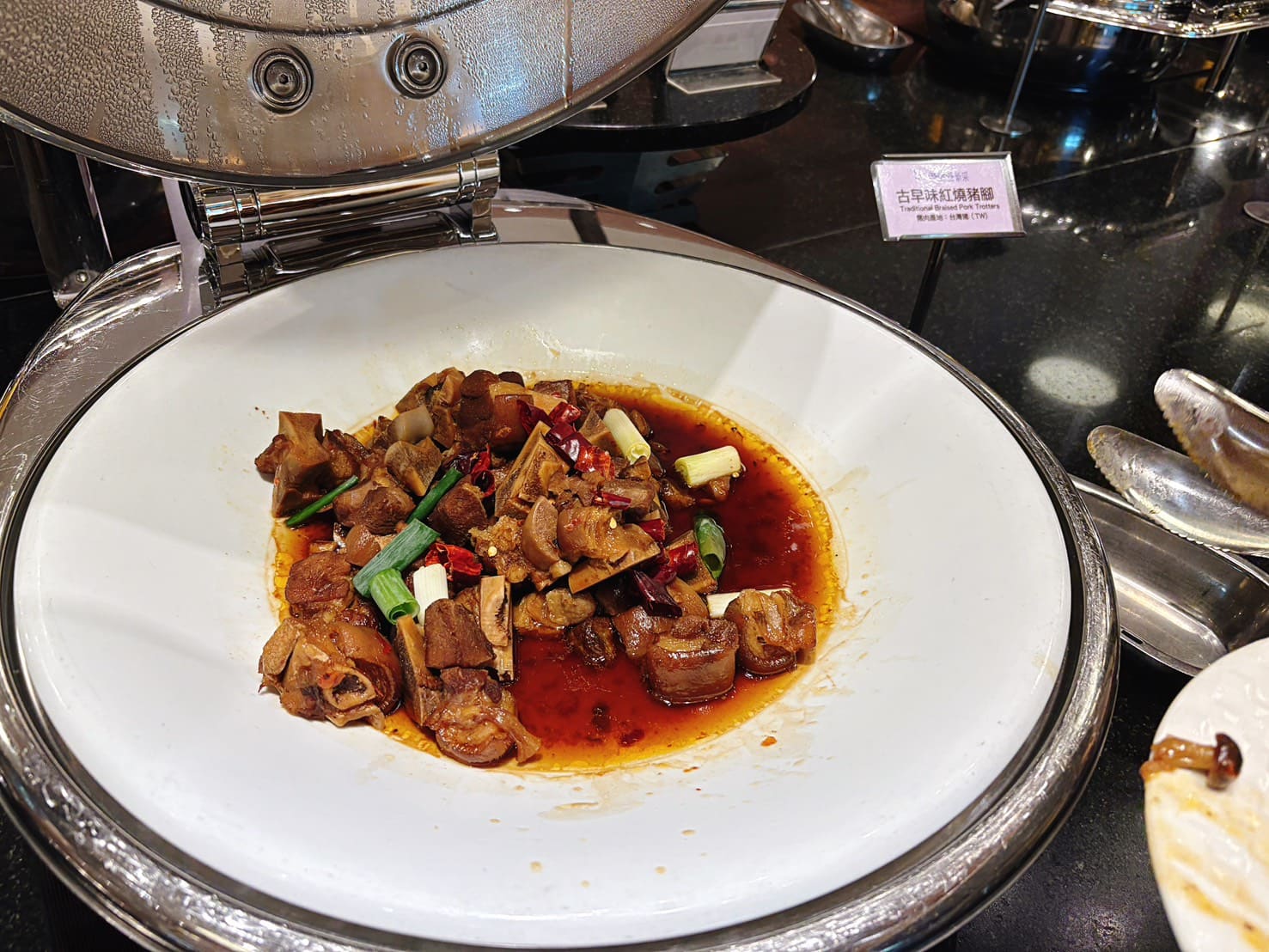 《台中住宿》清新溫泉飯店，房內泡湯、中式晚餐吃到飽、戶外泳池好好玩 @神農太太底家