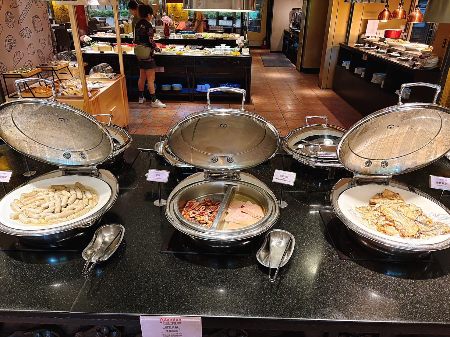 《台中住宿》清新溫泉飯店，房內泡湯、中式晚餐吃到飽、戶外泳池好好玩 @神農太太底家