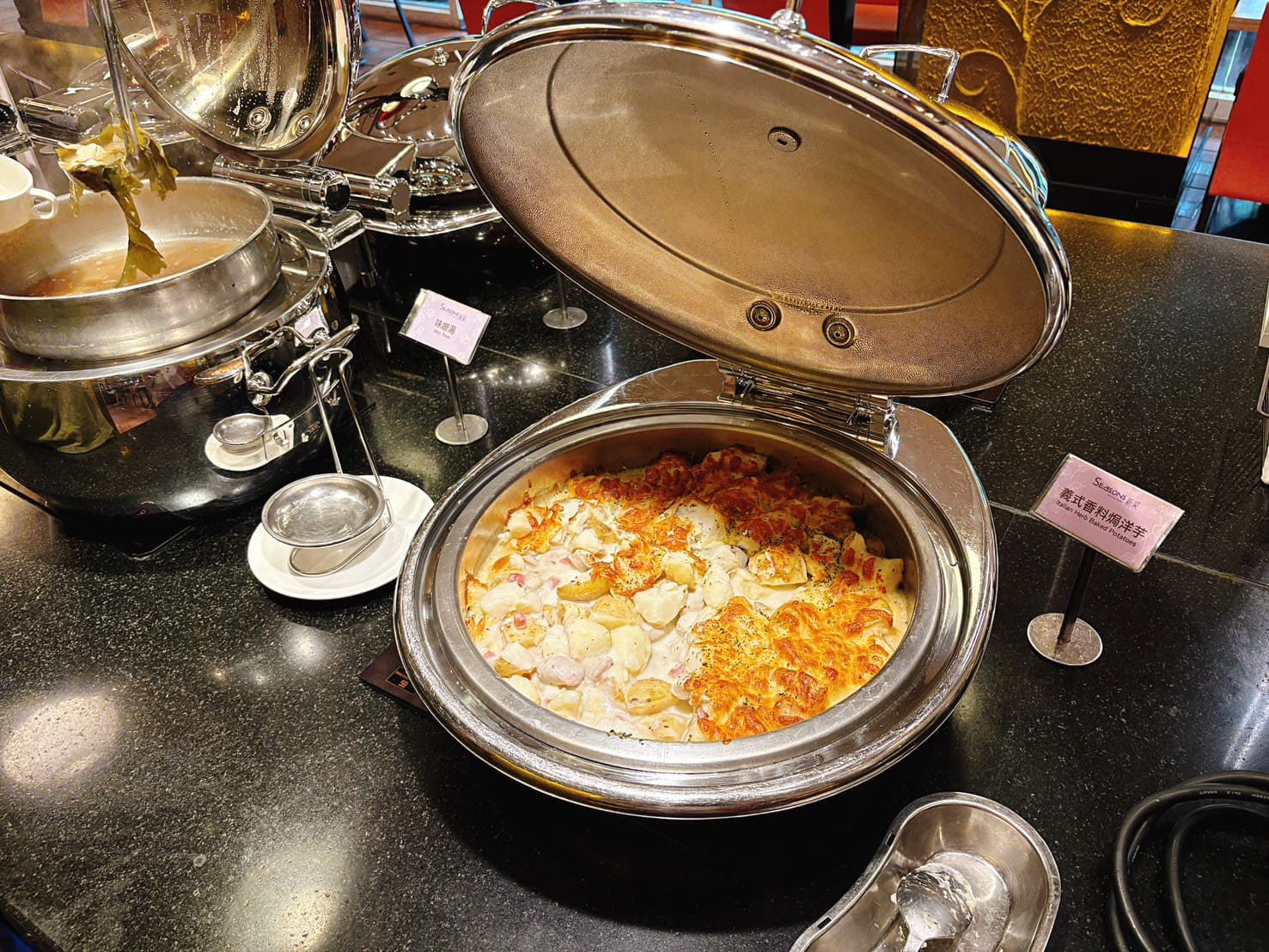 《台中住宿》清新溫泉飯店，房內泡湯、中式晚餐吃到飽、戶外泳池好好玩 @神農太太底家