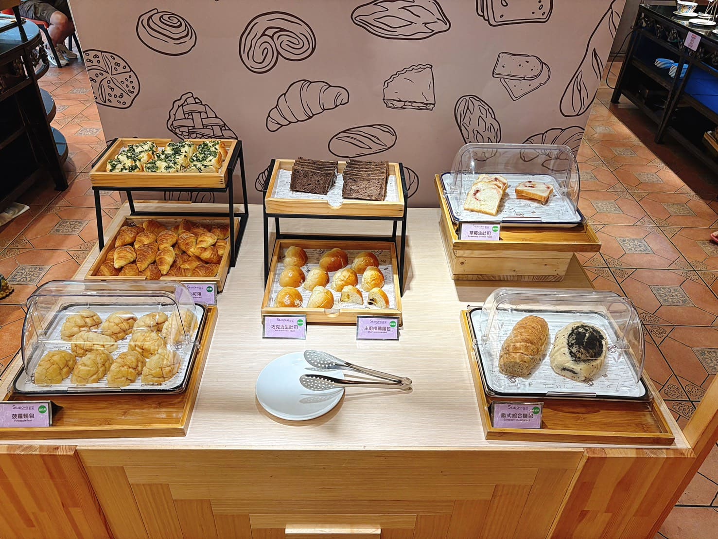 《台中住宿》清新溫泉飯店，房內泡湯、中式晚餐吃到飽、戶外泳池好好玩 @神農太太底家