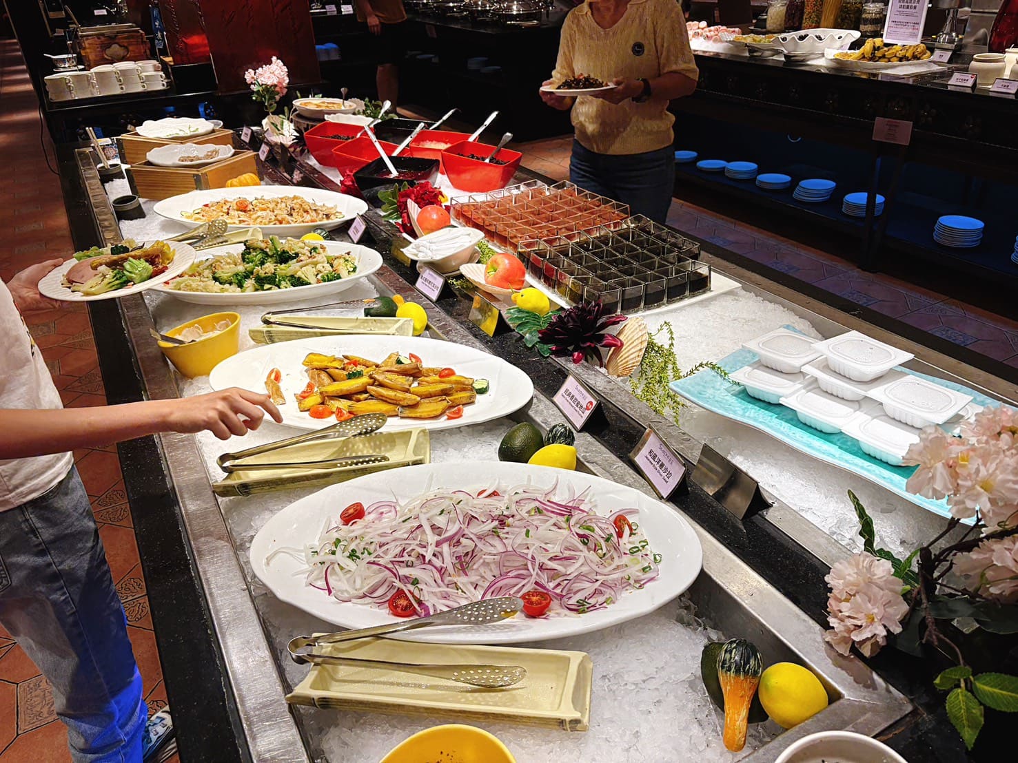 《台中住宿》清新溫泉飯店，房內泡湯、中式晚餐吃到飽、戶外泳池好好玩 @神農太太底家