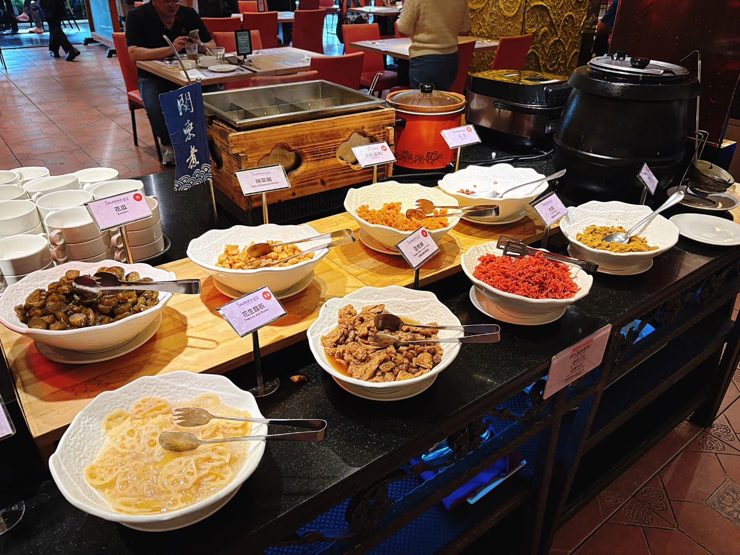 《台中住宿》清新溫泉飯店，房內泡湯、中式晚餐吃到飽、戶外泳池好好玩 @神農太太底家