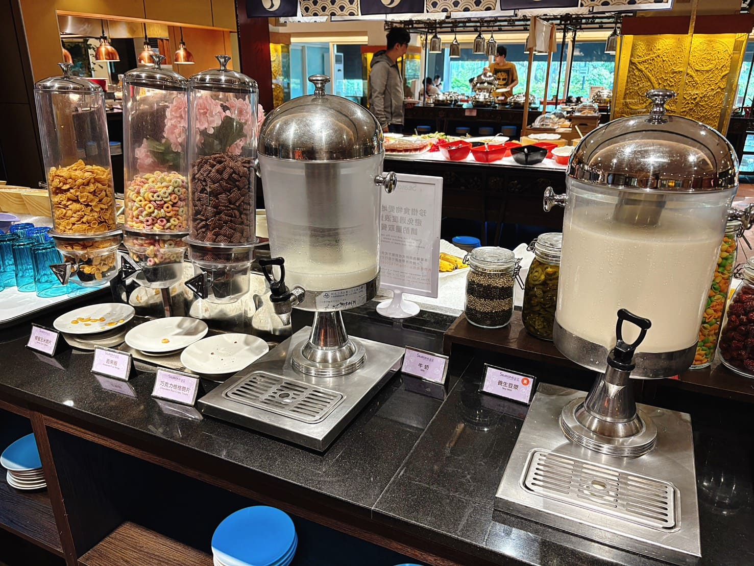 《台中住宿》清新溫泉飯店，房內泡湯、中式晚餐吃到飽、戶外泳池好好玩 @神農太太底家