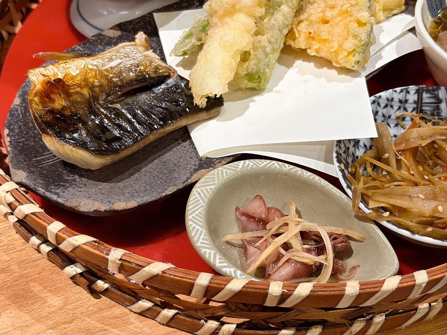 《信義區美食》博多天麩羅山海明太子吃到飽，限量20份商業午餐好豐盛(菜單) @神農太太底家