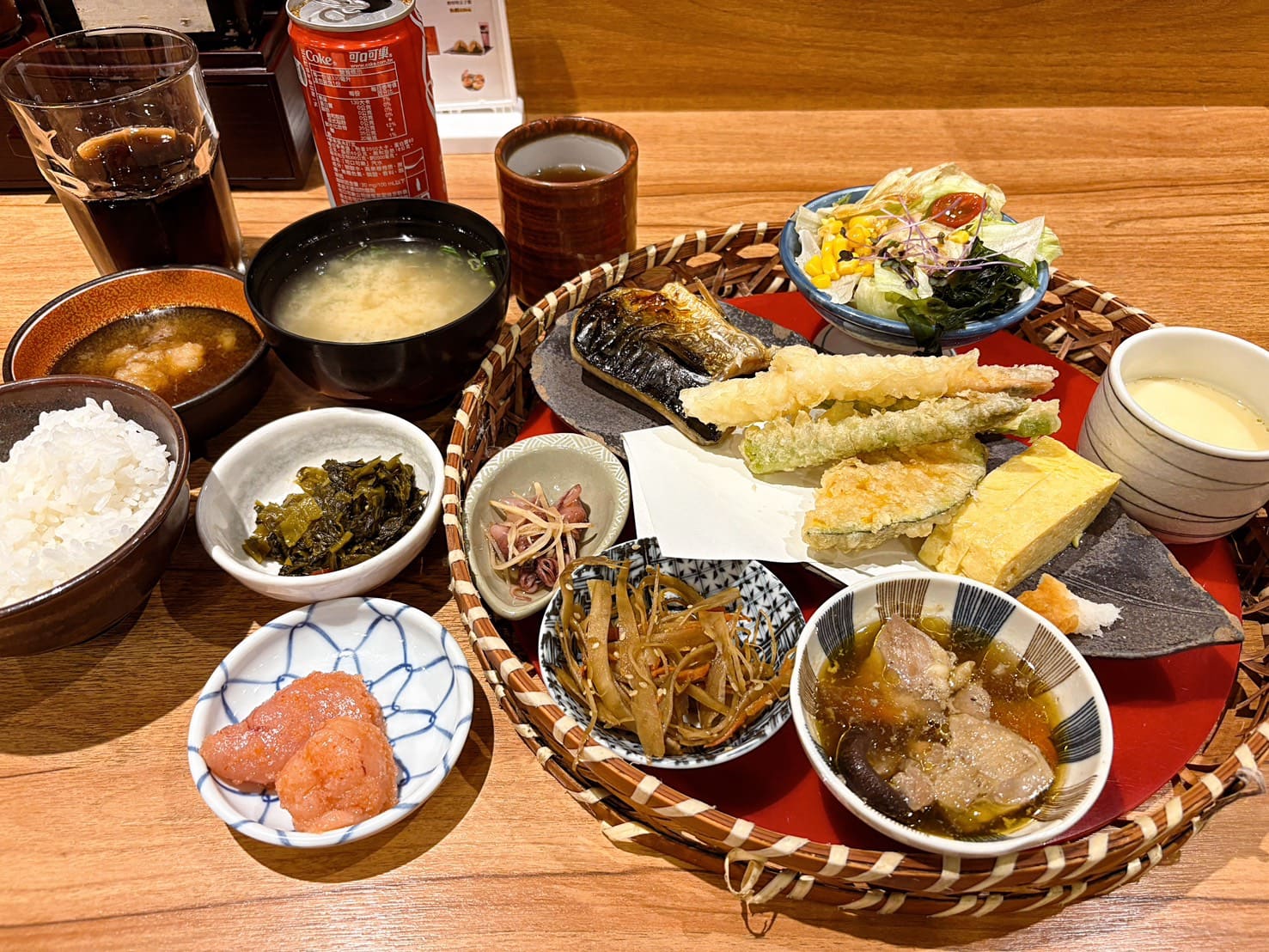 《信義區美食》博多天麩羅山海明太子吃到飽，限量20份商業午餐好豐盛(菜單) @神農太太底家