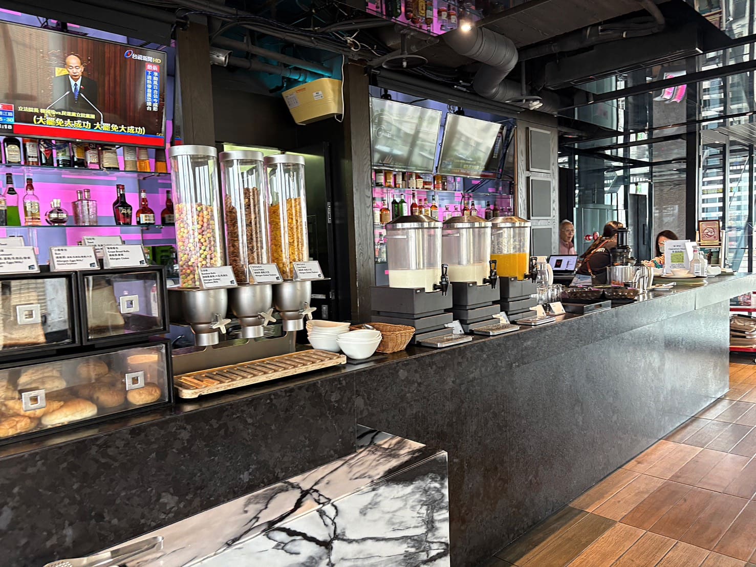 《中山區美食》台北中山雅樂軒酒店Aloft酒店，景觀早餐只要330元起(價格 停車) @神農太太底家