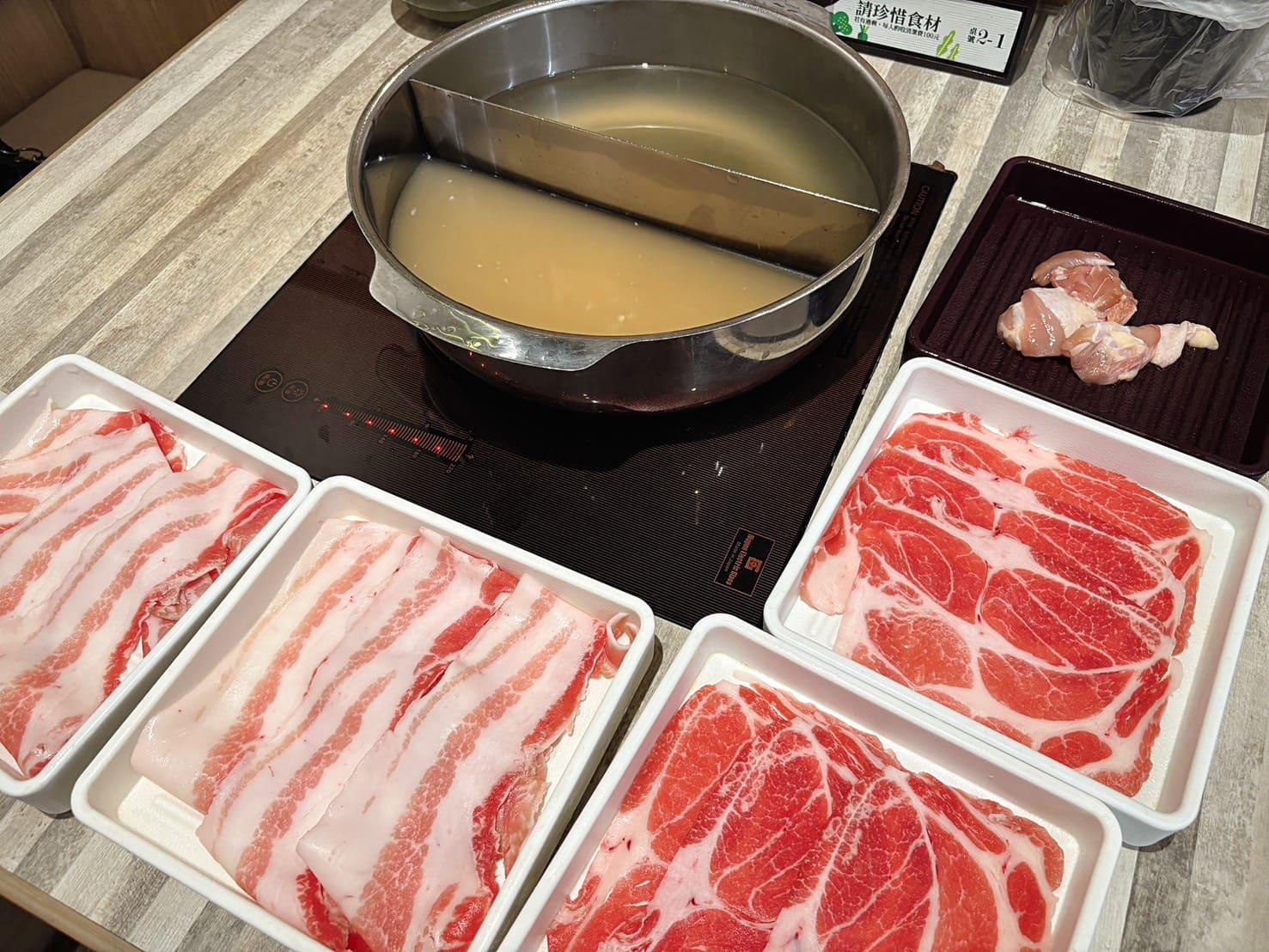 《蘆洲美食》涮乃葉徐匯廣場店，平日中午5小時爆吃火鍋吃到飽(2025年菜單) @神農太太底家