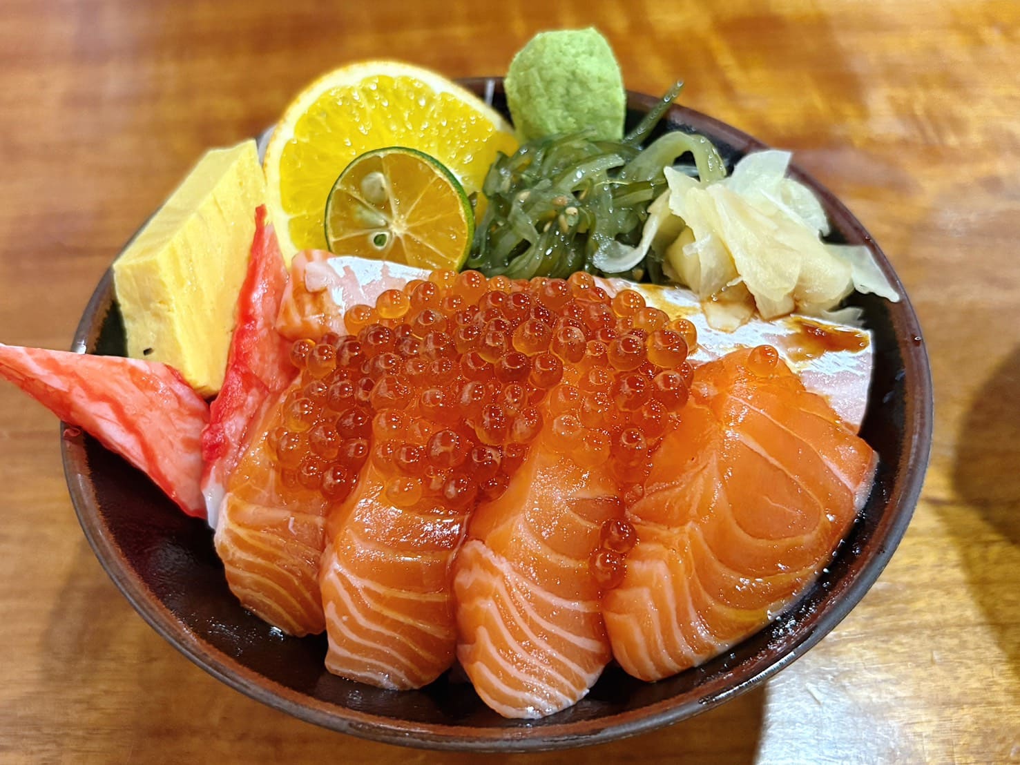 《三重美食》老本壽司生魚片，厚實焦糖鮭魚丼飯、串燒好吃(菜單) @神農太太底家