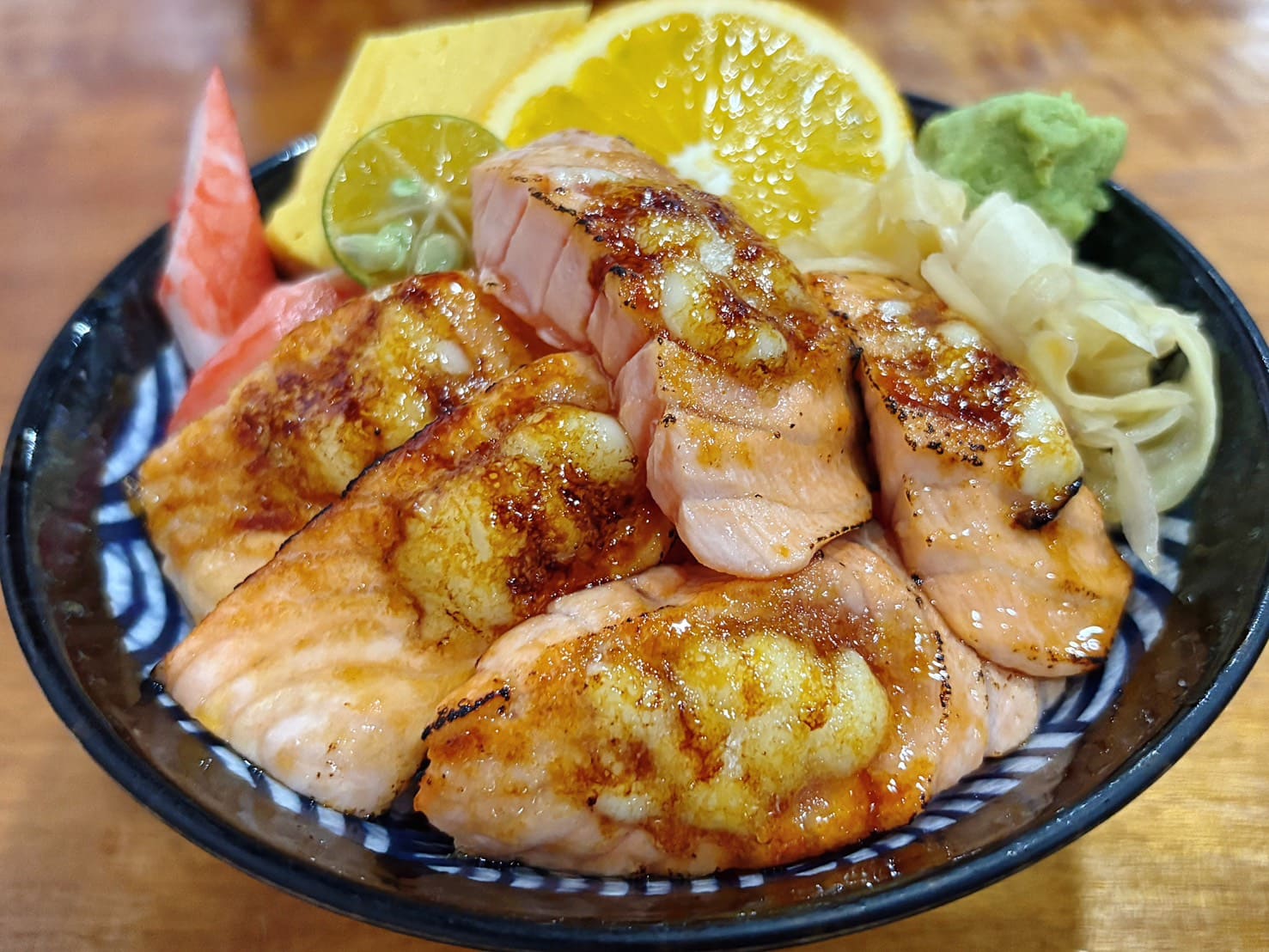 《三重美食》老本壽司生魚片，厚實焦糖鮭魚丼飯、串燒好吃(菜單) @神農太太底家