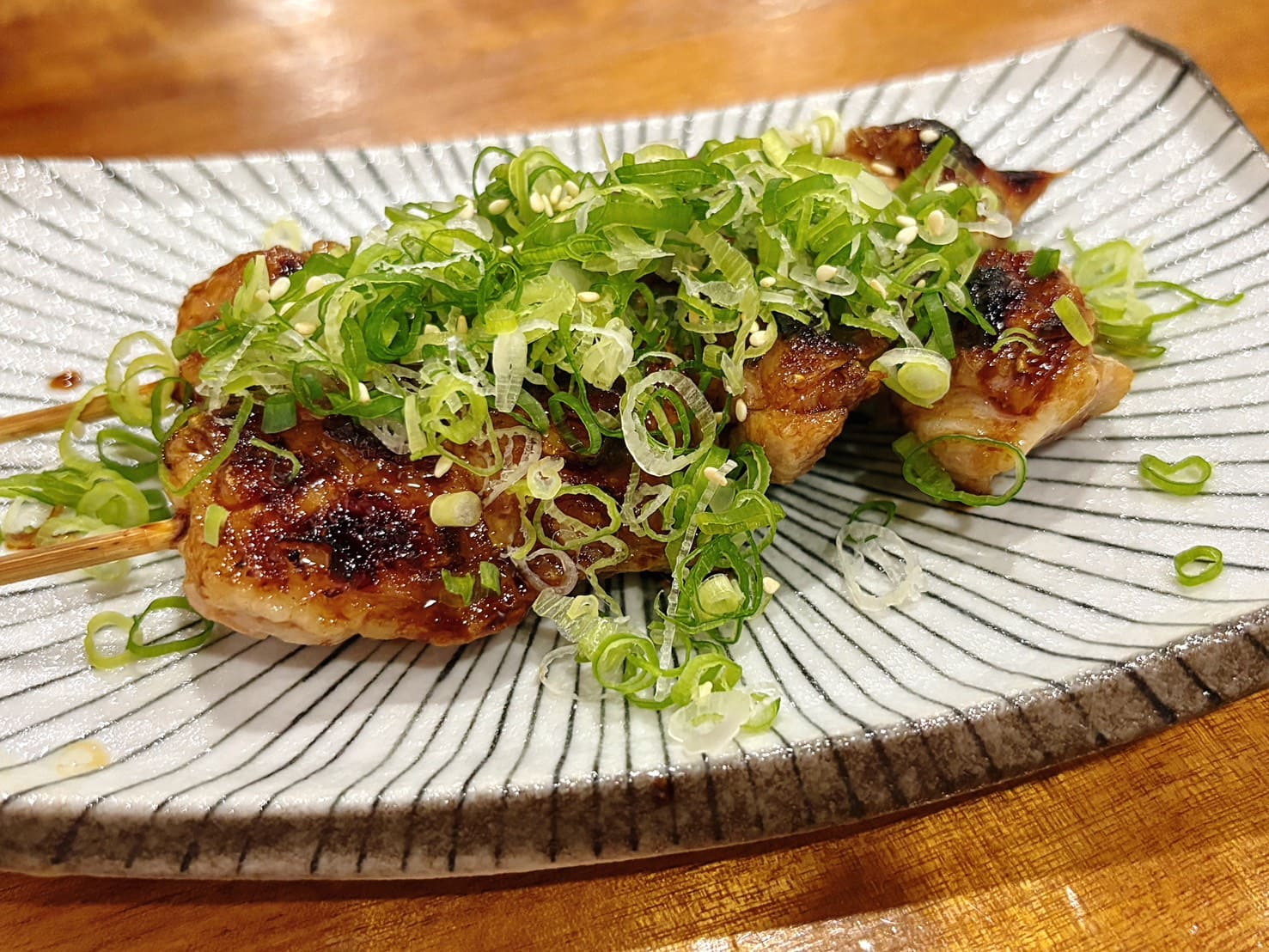 《三重美食》老本壽司生魚片，厚實焦糖鮭魚丼飯、串燒好吃(菜單) @神農太太底家