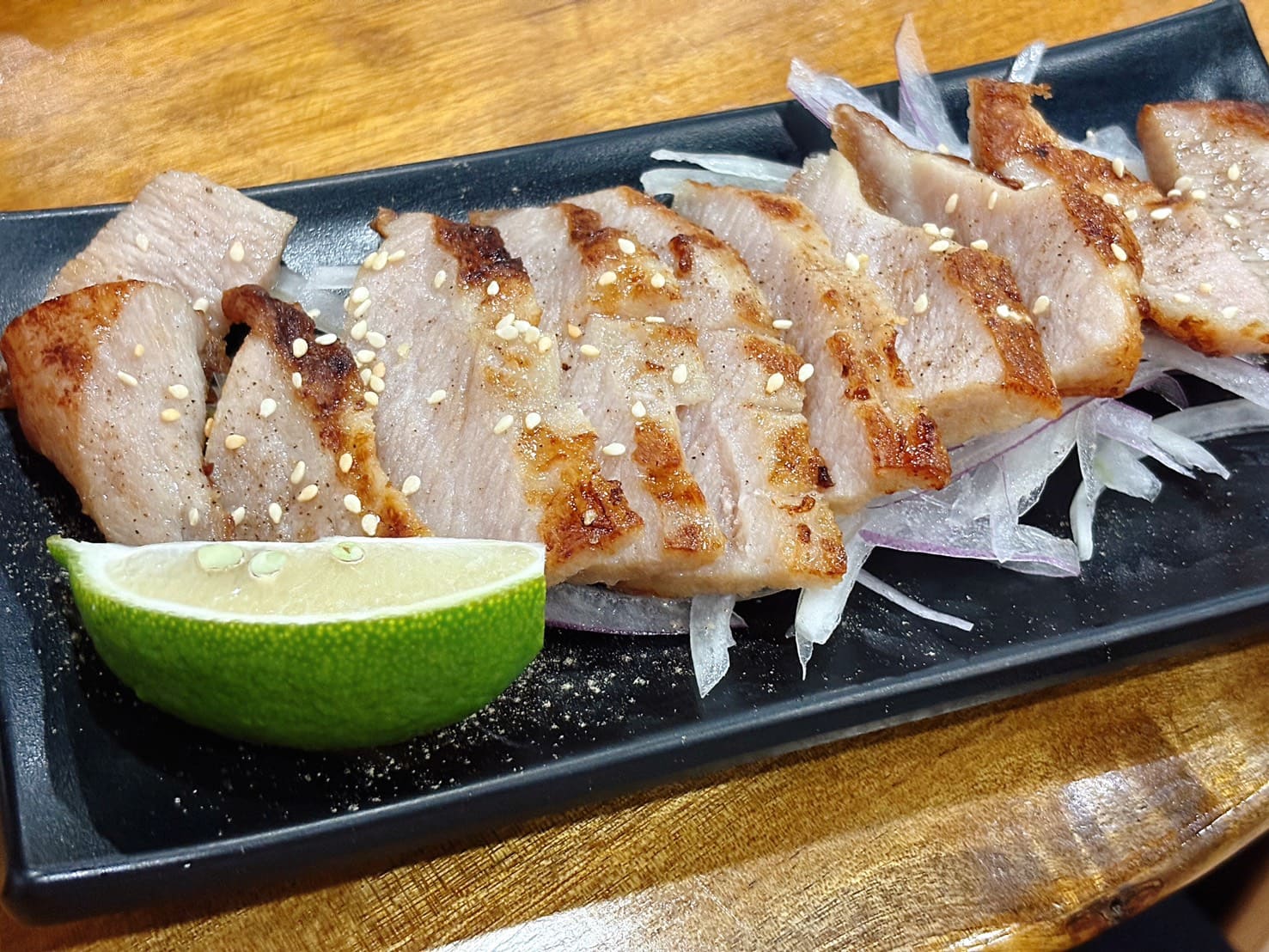 《三重美食》老本壽司生魚片，厚實焦糖鮭魚丼飯、串燒好吃(菜單) @神農太太底家