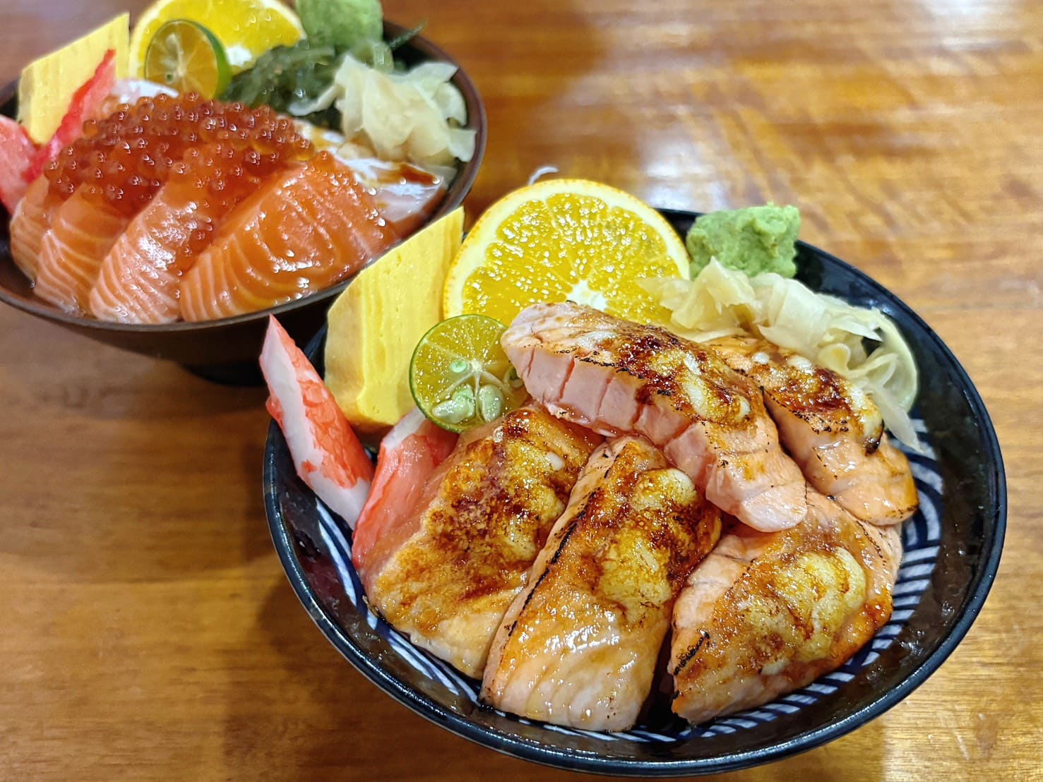 《三重美食》老本壽司生魚片，厚實焦糖鮭魚丼飯、串燒好吃(菜單) @神農太太底家