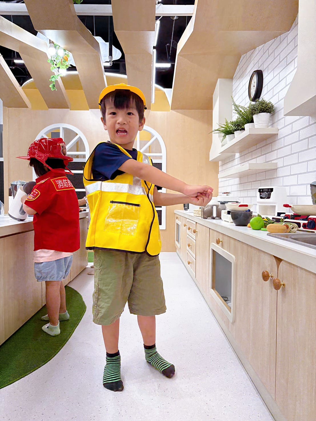 《南港親子》奧斯丁夢想樂園南港環球店，新開幕莊園主題樂園巨大沙坑手工禮服(票價) @神農太太底家