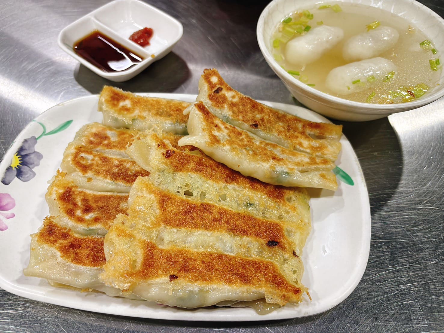 《三重美食》雲林鍋貼，好吃鍋貼及冰花蛋煎必點(菜單) @神農太太底家