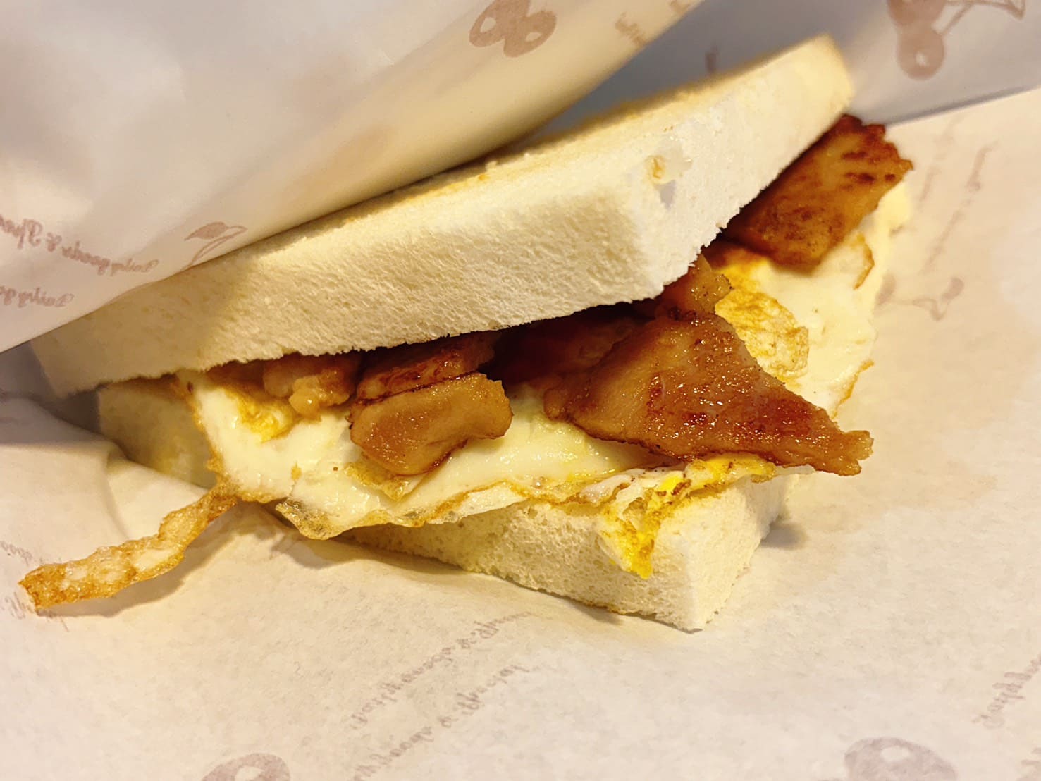 《基隆美食》早鳳梨早午餐，巷弄早餐店藏著美味千層漢堡(菜單) @神農太太底家