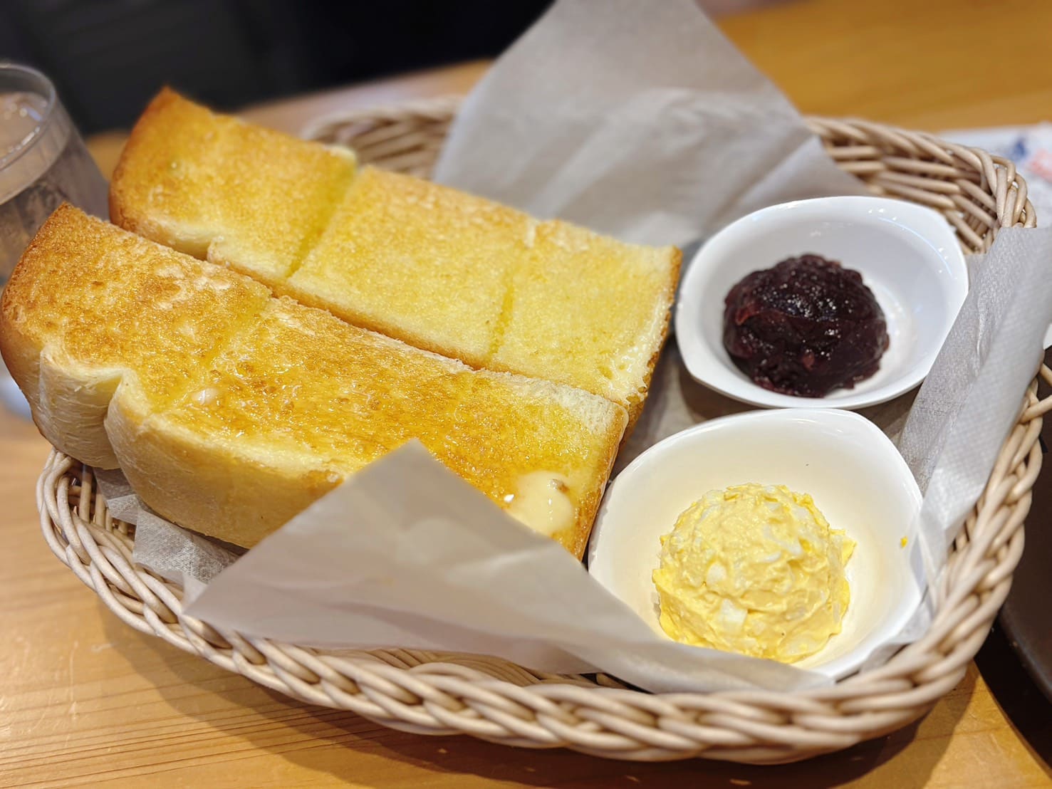 《名古屋美食》コメダ珈琲店 客美多咖啡 Centrair店，買飲料送熱呼呼烤吐司，中部國際機場入境第一餐(菜單 地圖) @神農太太底家