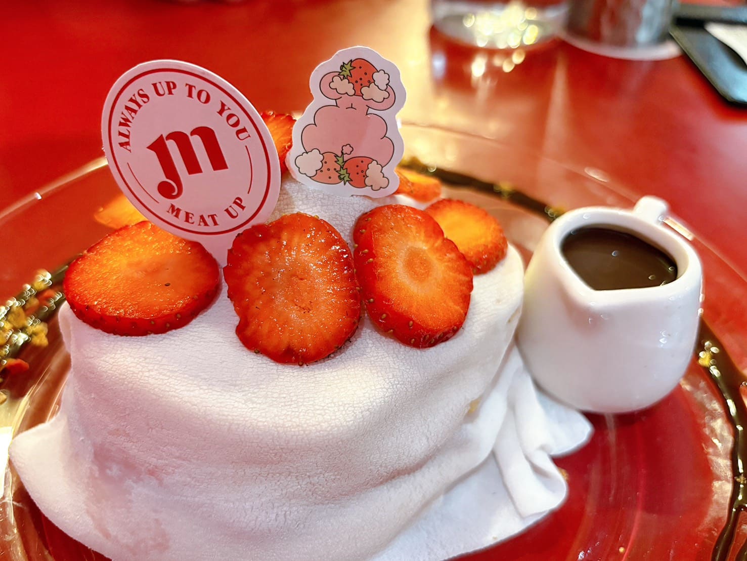 《西門美食》Meat Up 覓晌，KINGJUN 限量聯名大湖草莓可愛浮誇甜點(菜單) @神農太太底家