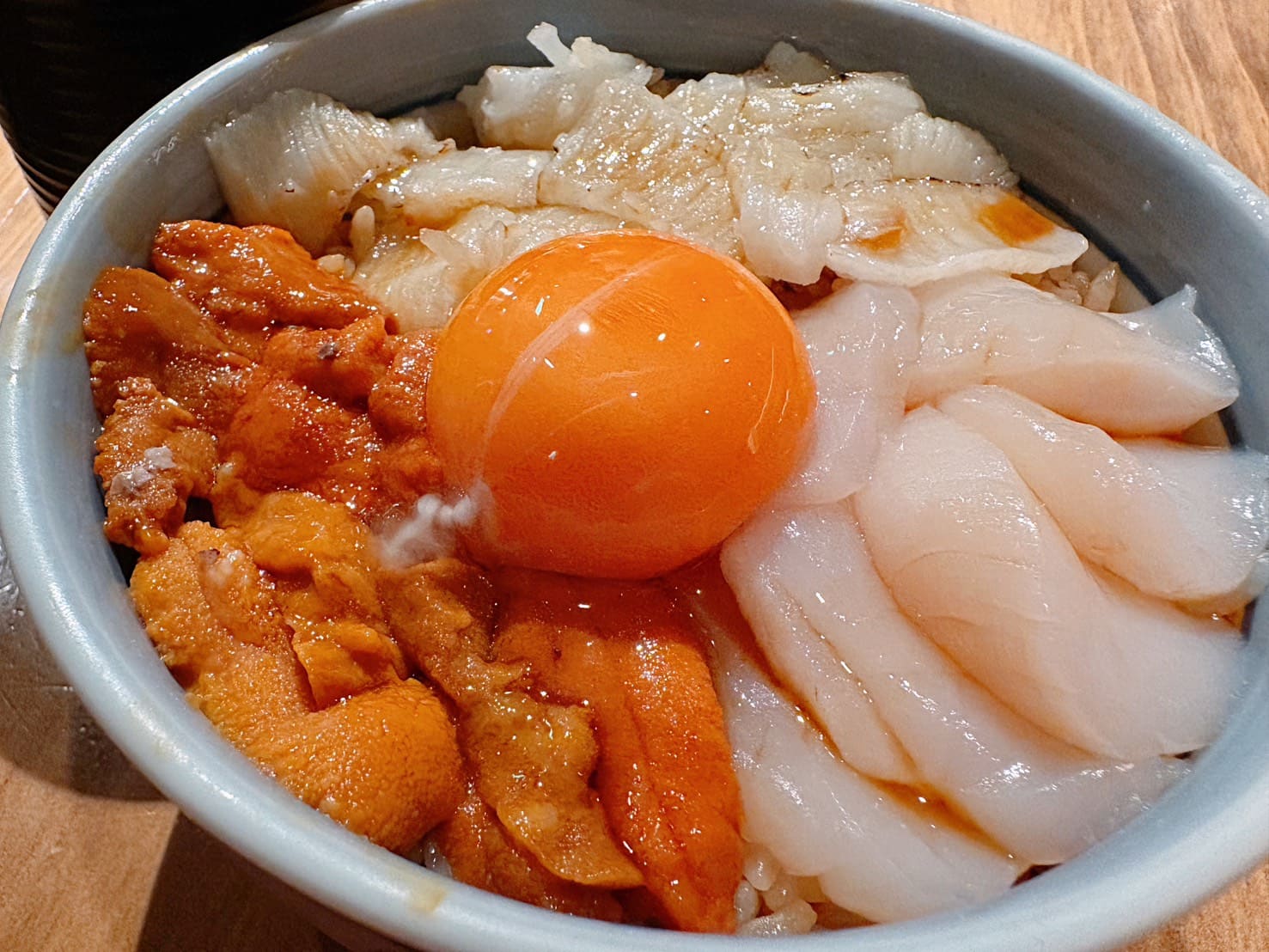 《市府站美食》すしの魚君 統一時代台北店，週三鮭魚半價超划算(菜單) @神農太太底家