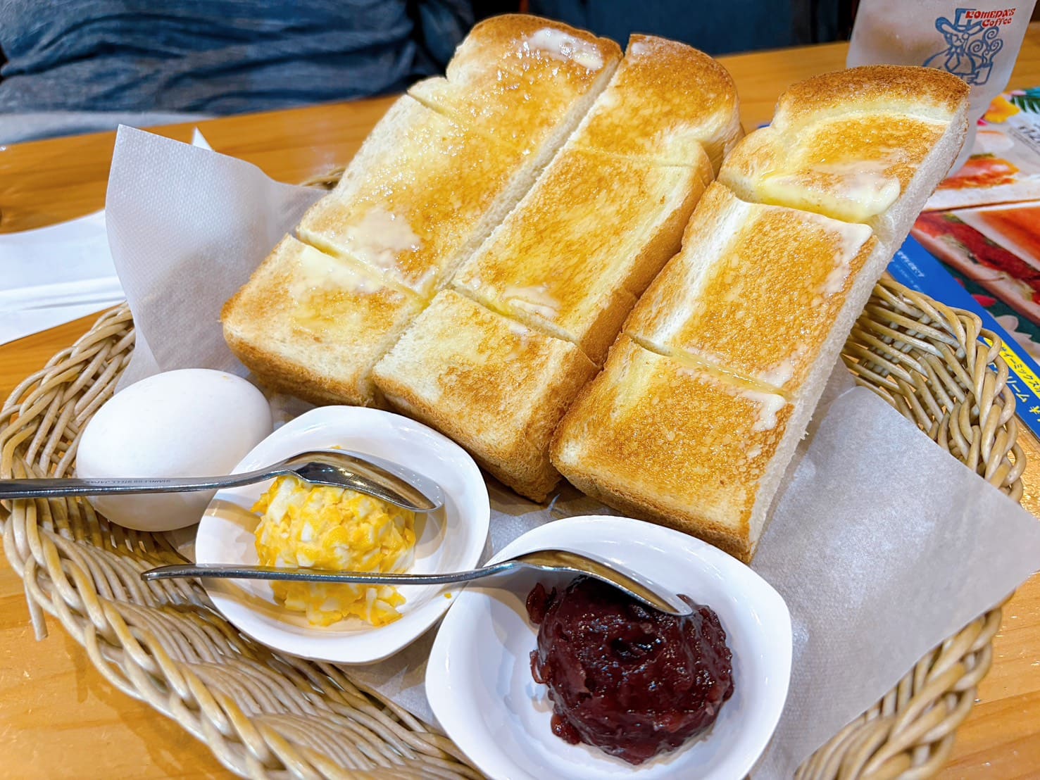 《名古屋美食》コメダ珈琲店 客美多咖啡 Centrair店，中部國際機場入境第一餐，買飲料送熱呼呼烤吐司(菜單 地圖) @神農太太底家