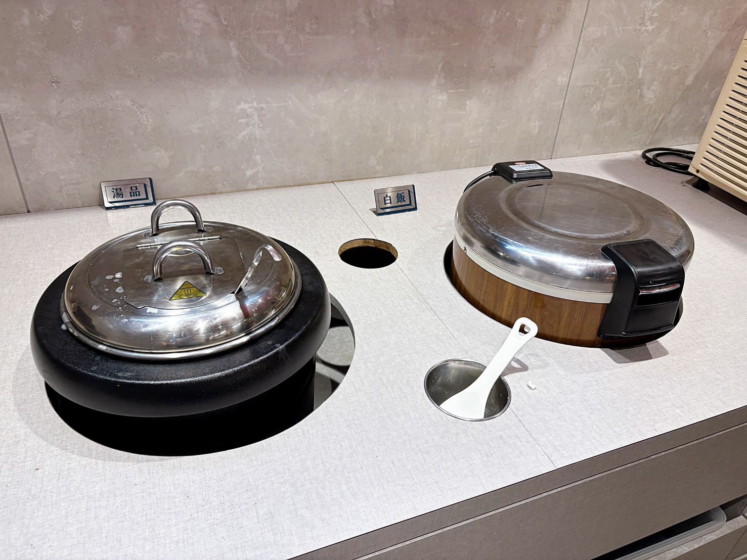 《蘆洲美食》就饗鐵板燒蘆洲家樂福店，228元吃到飽！時蔬白飯湯品汽水冰沙無限吃(菜單) @神農太太底家