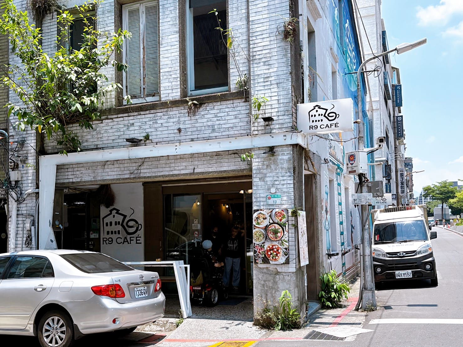 《中山站美食》R9 Caf&eacute;，意外好吃的義大利麵，商業午餐送紅茶濃湯(菜單) @神農太太底家