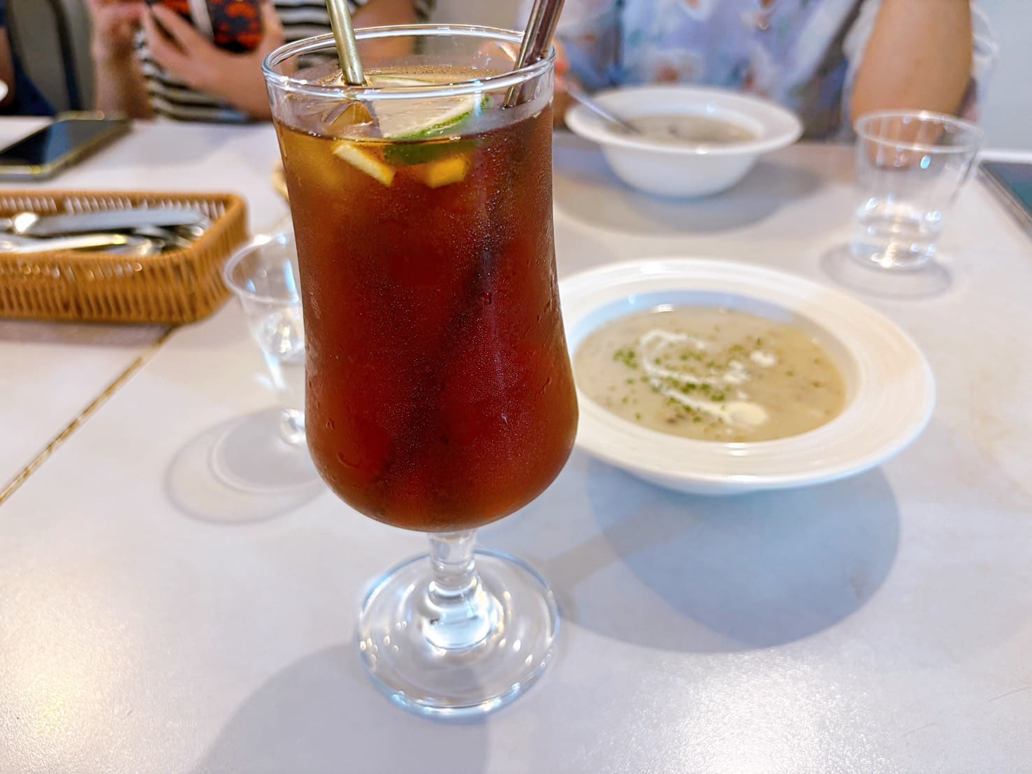 《中山站美食》R9 Caf&eacute;，意外好吃的義大利麵，商業午餐送紅茶濃湯(菜單) @神農太太底家