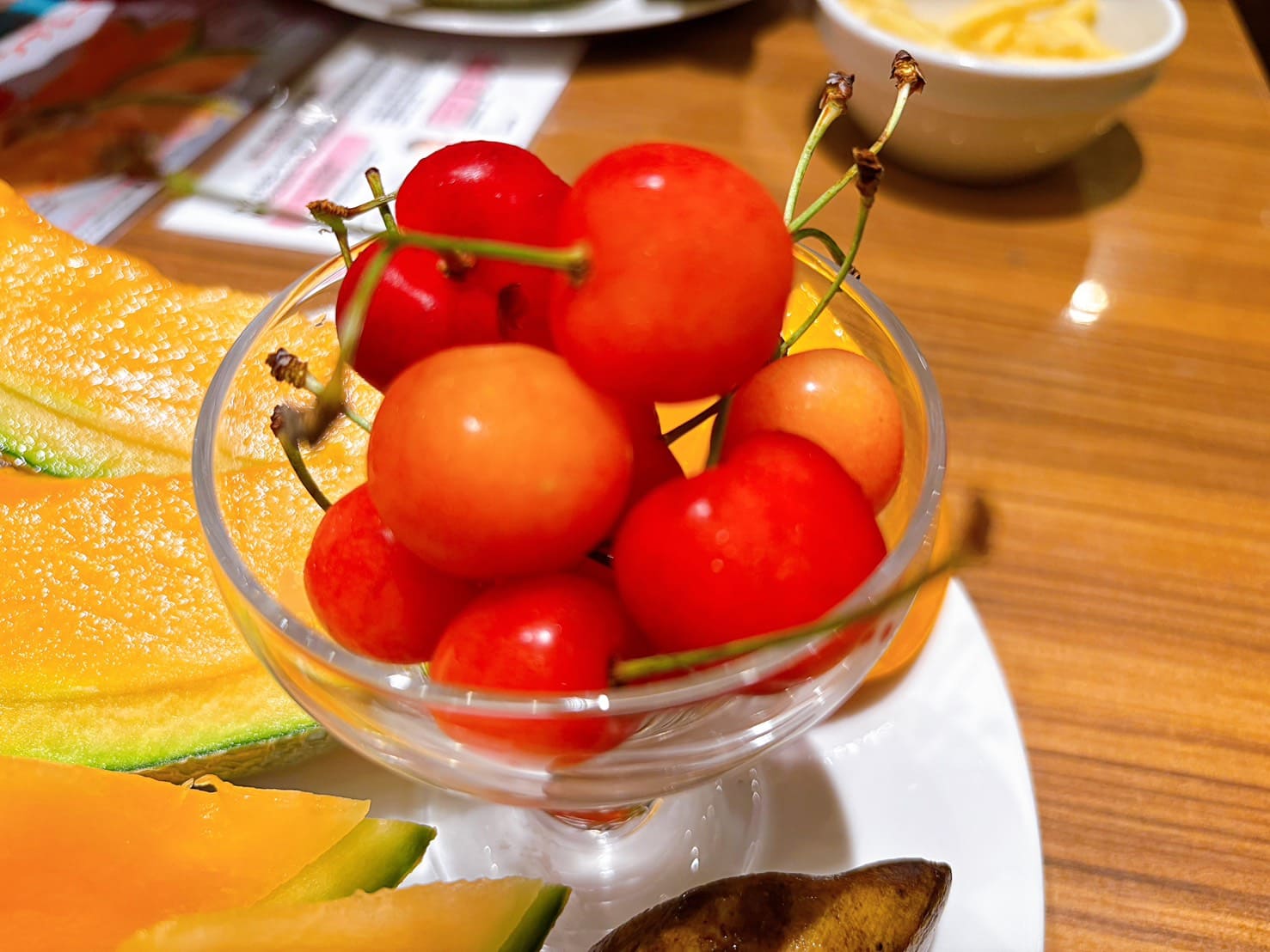 《大阪美食》Sweets Paradise 梅田店，櫻桃哈密瓜芒果等高級水果甜點義大利麵吃到飽(訂位 價目表) @神農太太底家
