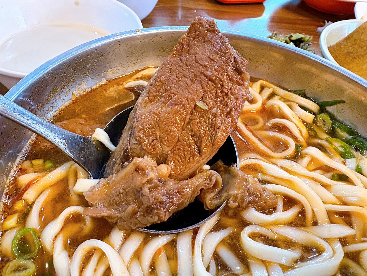 《桃園美食》老皮牛肉麵華亞店，平價麵食100元起居然有豆花豆漿吃到飽(菜單) @神農太太底家