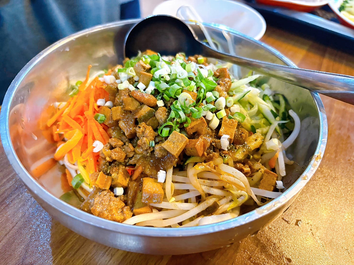 《桃園美食》老皮牛肉麵華亞店，平價麵食100元起居然有豆花豆漿吃到飽(菜單) @神農太太底家