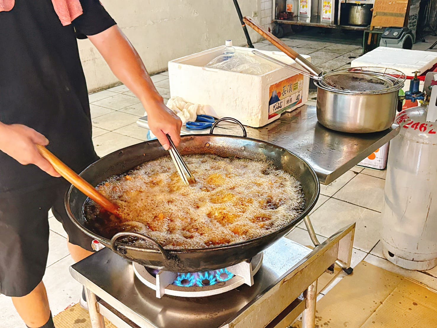《基隆美食》何家百年祖傳排骨酥，四代秘製醃料美味無骨超好咬(菜單) @神農太太底家