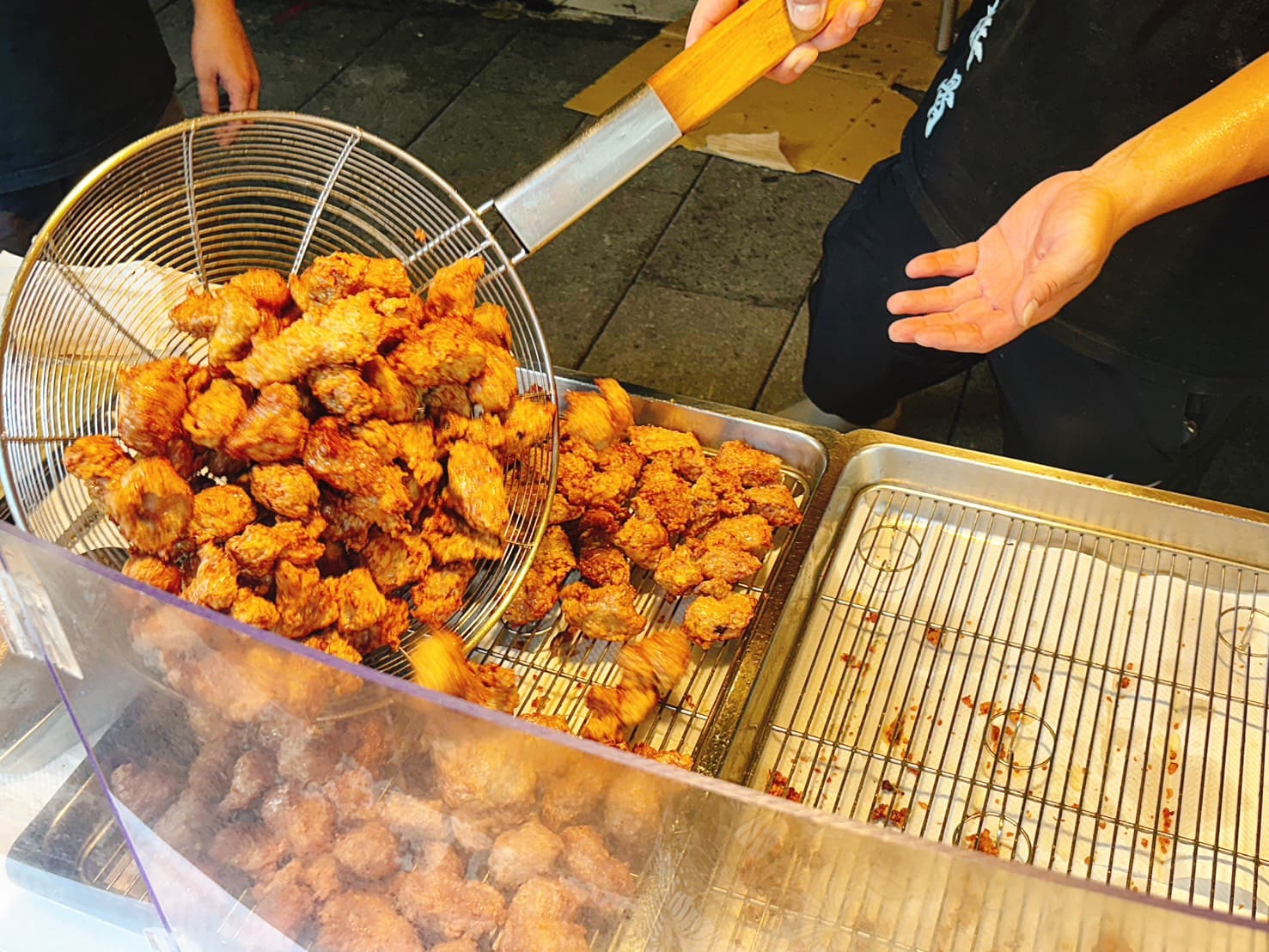 《基隆美食》何家百年祖傳排骨酥，四代秘製醃料美味無骨超好咬(菜單) @神農太太底家
