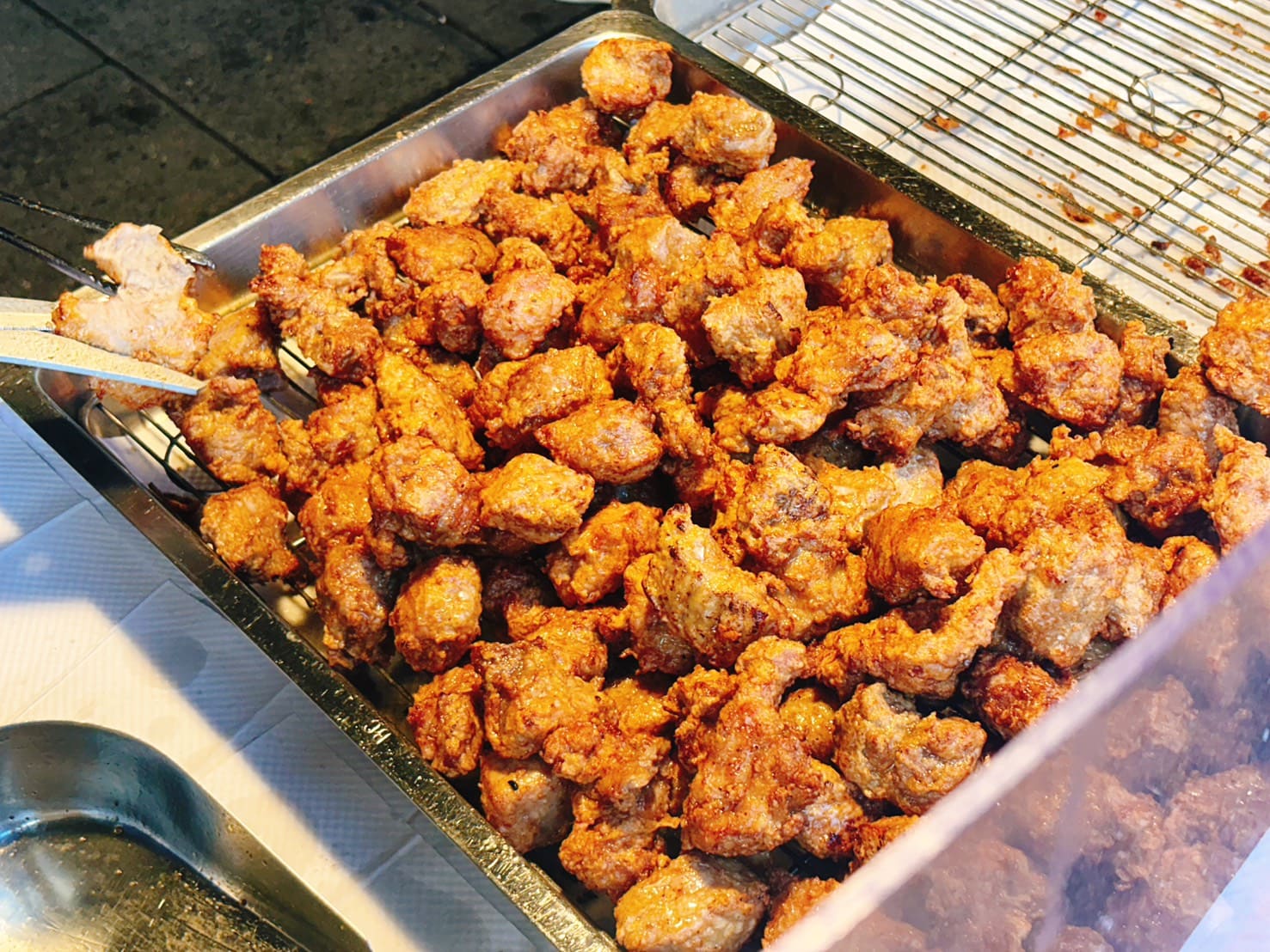 《基隆美食》何家百年祖傳排骨酥，四代秘製醃料美味無骨超好咬(菜單) @神農太太底家